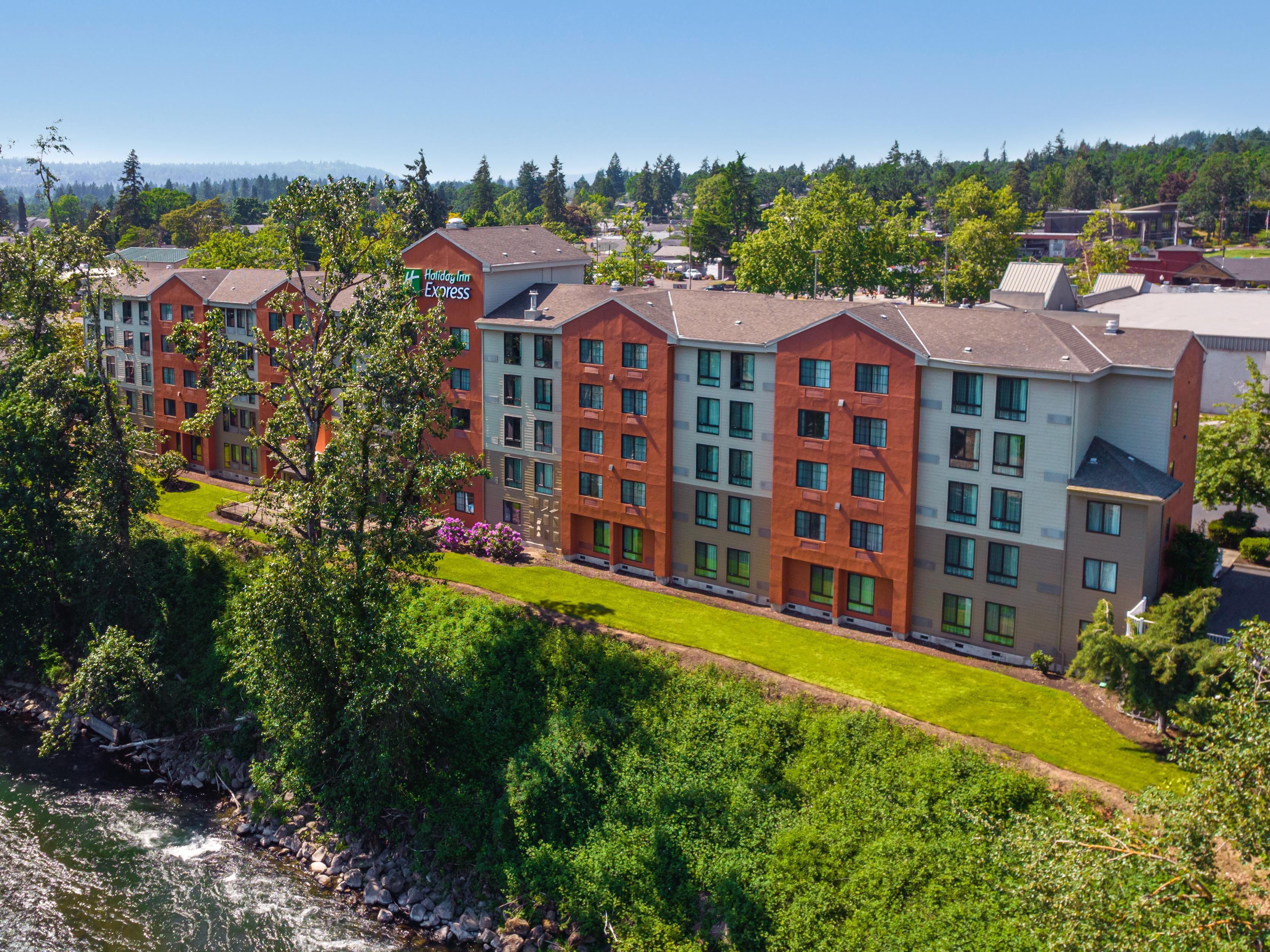 No need for a special request because every room at the Holiday Inn Express Portland SE - Clackamas Area includes a view of the beautiful Clackamas River. Enjoy the convenience of a city stay with the feel of a Pacific Northwest, outdoorsy day!