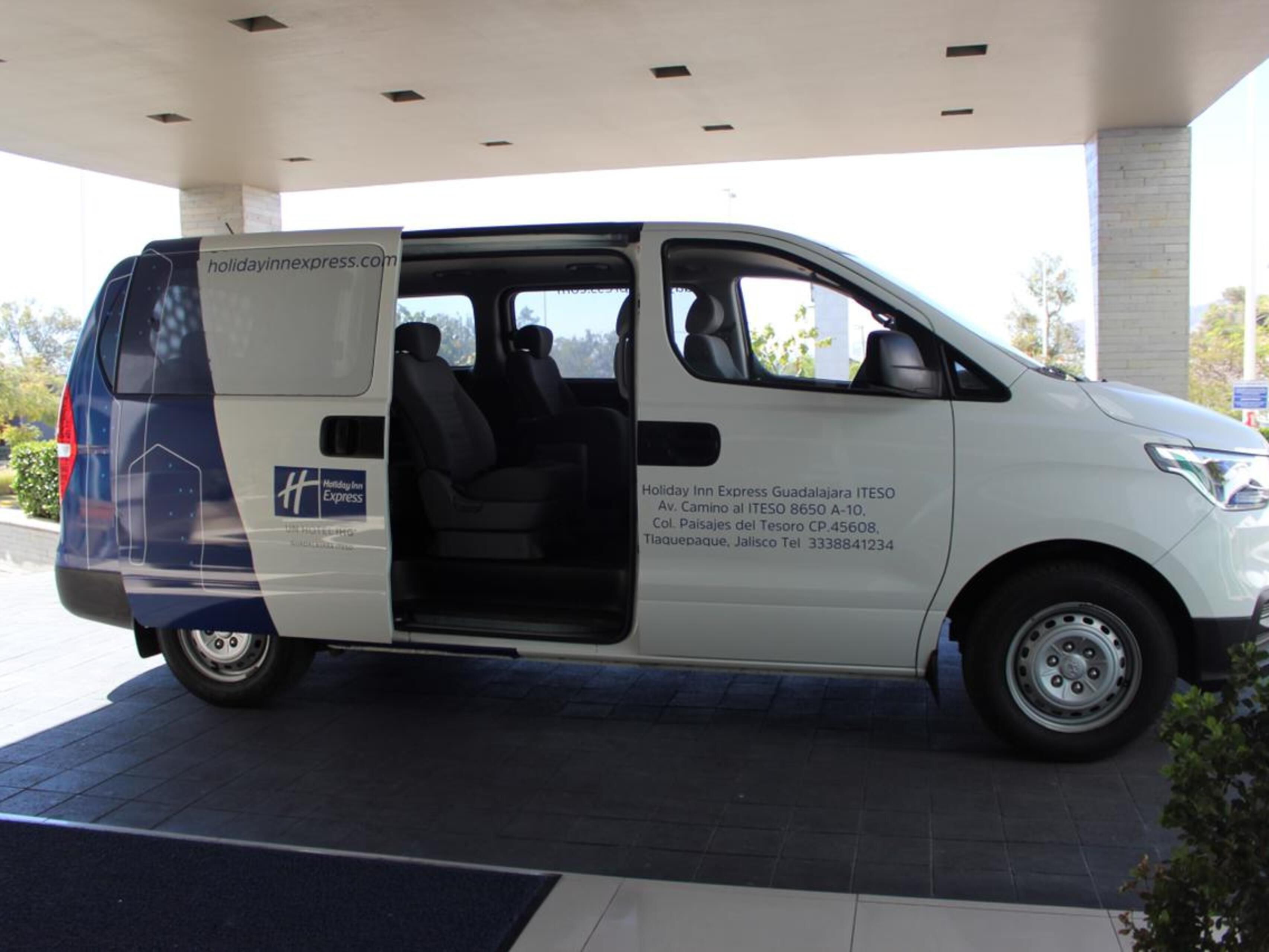 The shuttle service is HOTEL – APTO or HOTEL - COMPANY:
Monday to Friday 7:00 AM to 18:00 PM
Saturday 7:00 AM to 13:00 PM
**under availability and reservation** please send us a email.