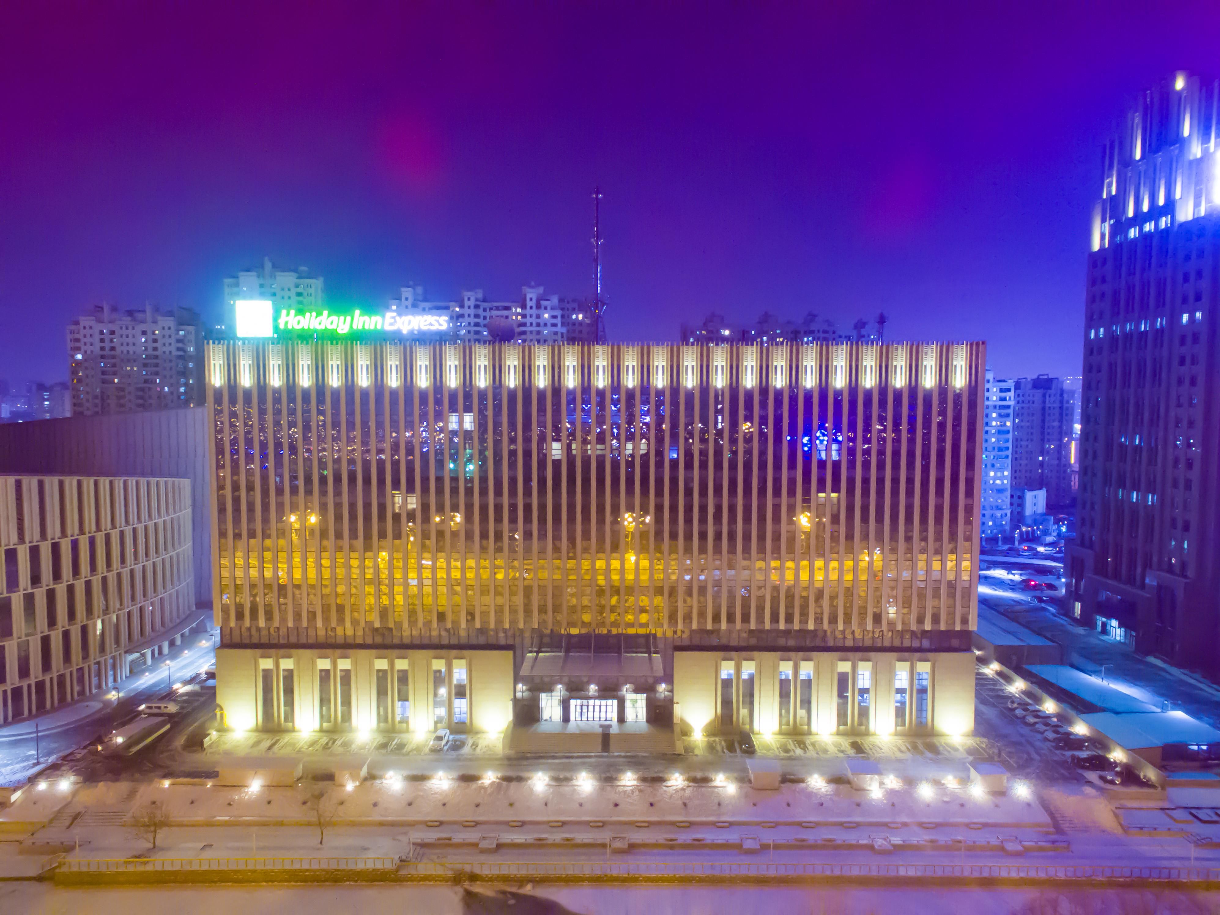 The hotel is only 100 meters away from clove Park, 7 kilometers away from central street and St. Sophia Church, about 1.5 kilometers by the Songhua River, and about 15 minutes away from the scenic spot Sun Island and the world-famous ice and snow world.