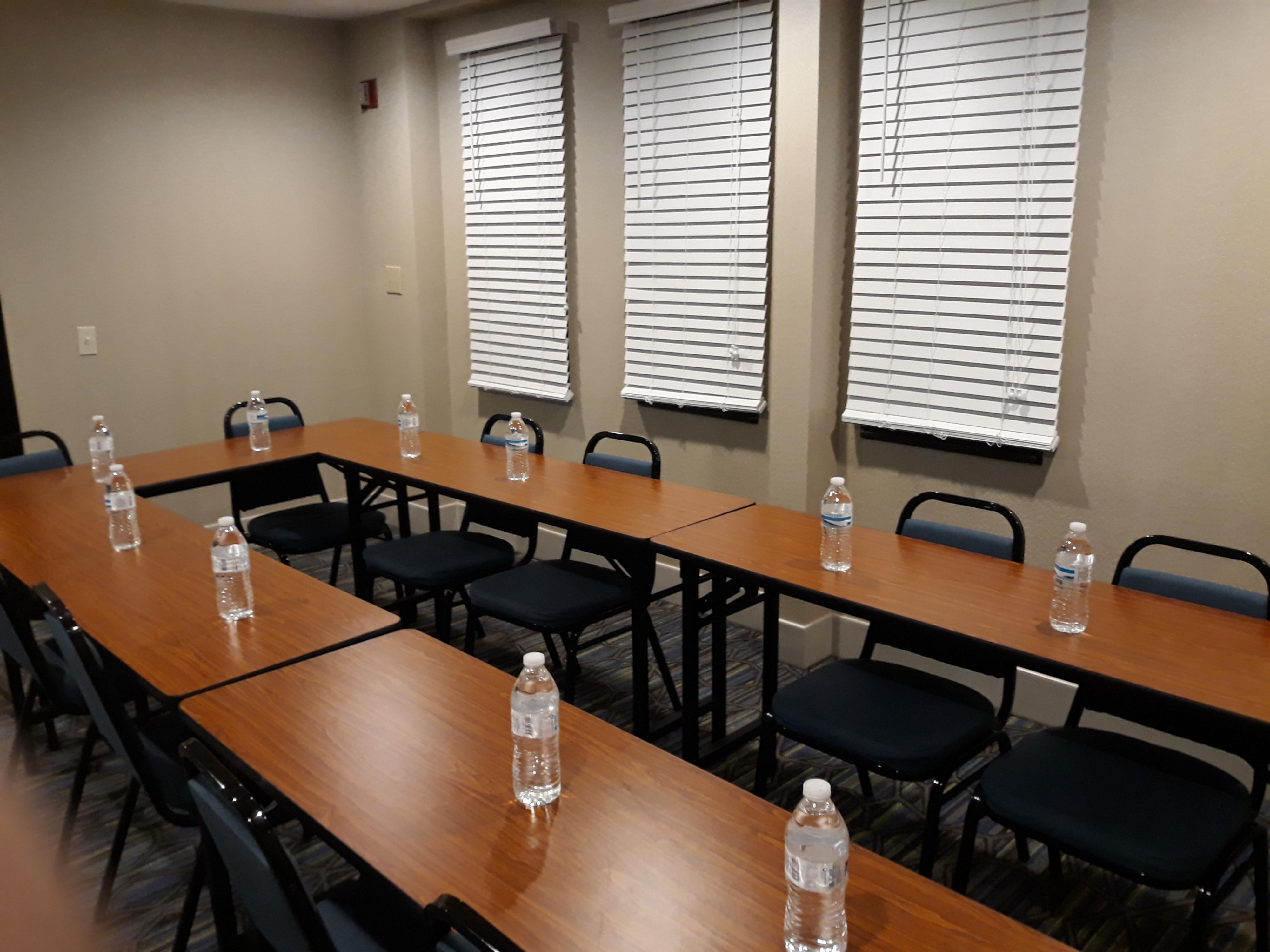 Small meetings play a vital role in the success of many organizations. Are you planning a small corporate meeting, board retreat or brainstorming session? Our meeting space is sure to lead to big ideas! For groups up to 10 people, we can help! Our Director of Sales is dedicated to making your meeting a huge success
