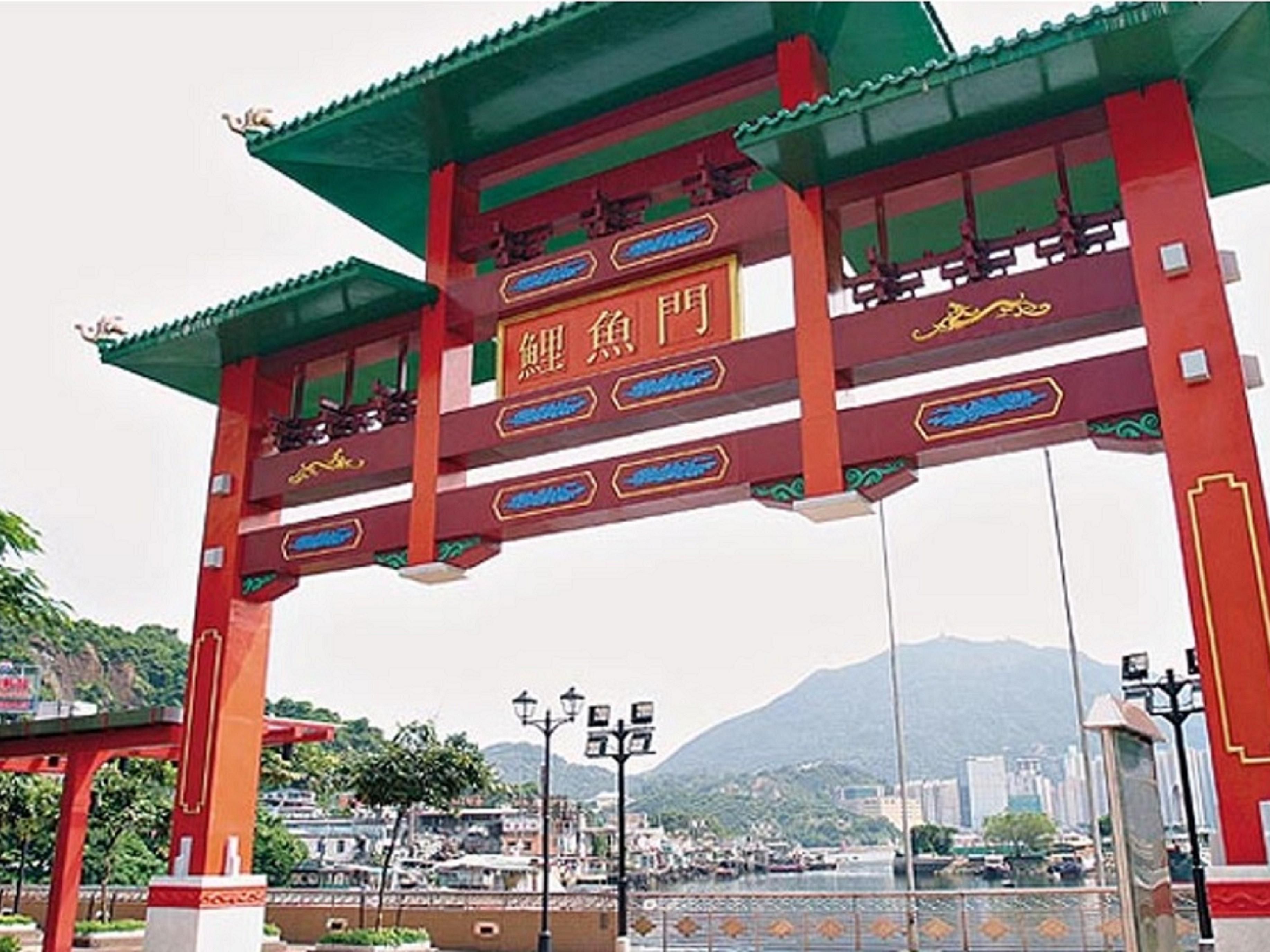 Lei Yue Mun is a favourite stop for seafood lovers, there are dozens of seafood restaurants in this fishing villages. Although it feels a world apart from the hustle of urban Hong Kong, Lei Yue Mun is just a short walk from Yau Tong MTR Station. It only takes 2 MTR stations from hotel. 