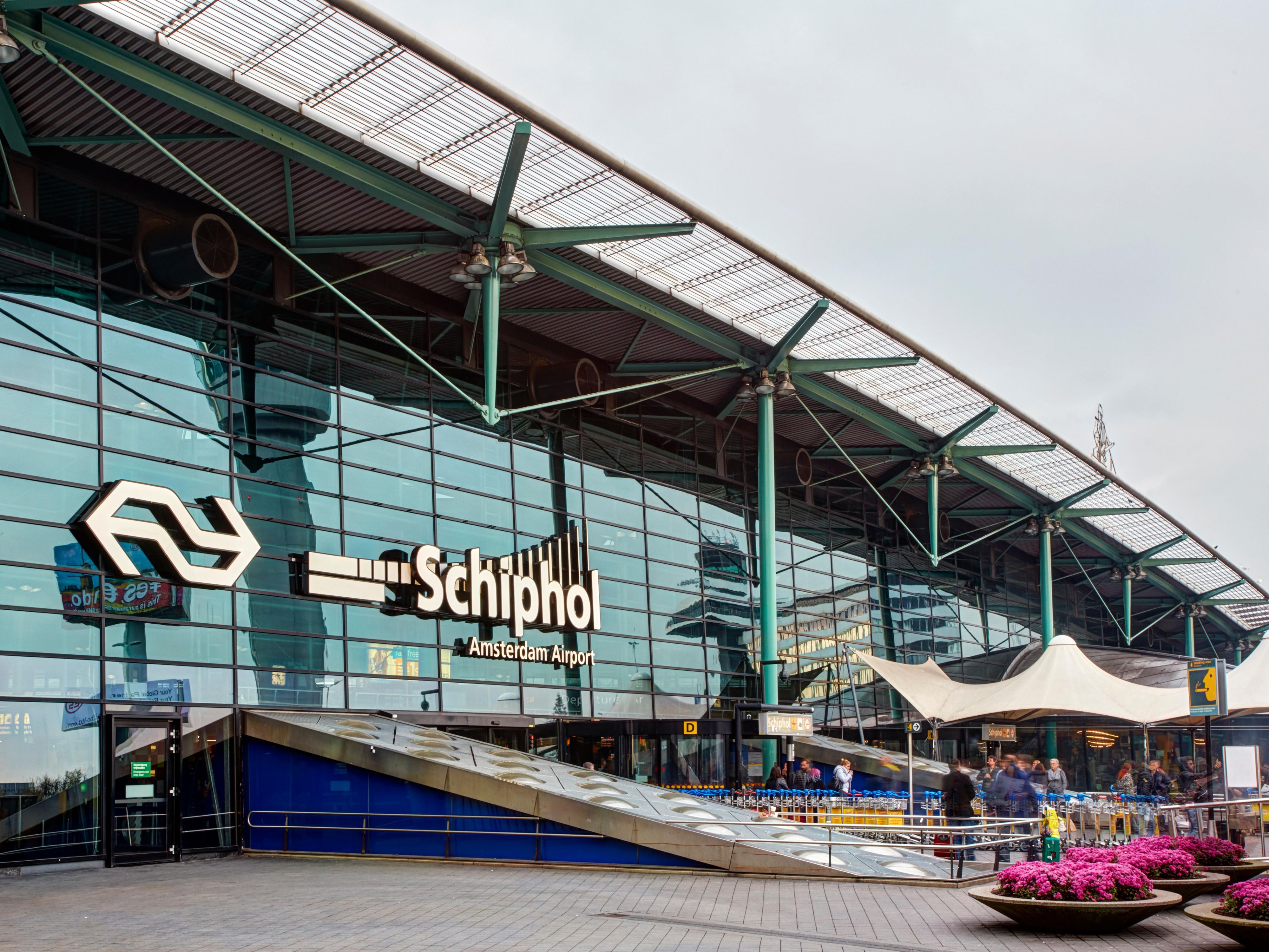 Did you know that Amsterdam Schiphol Airport is ranked #1 for global direct connectivity? Whether you are flying out to one of the 332 destinations, or planning to quickly visit the city centre of Amsterdam: Schiphol is the place to be!