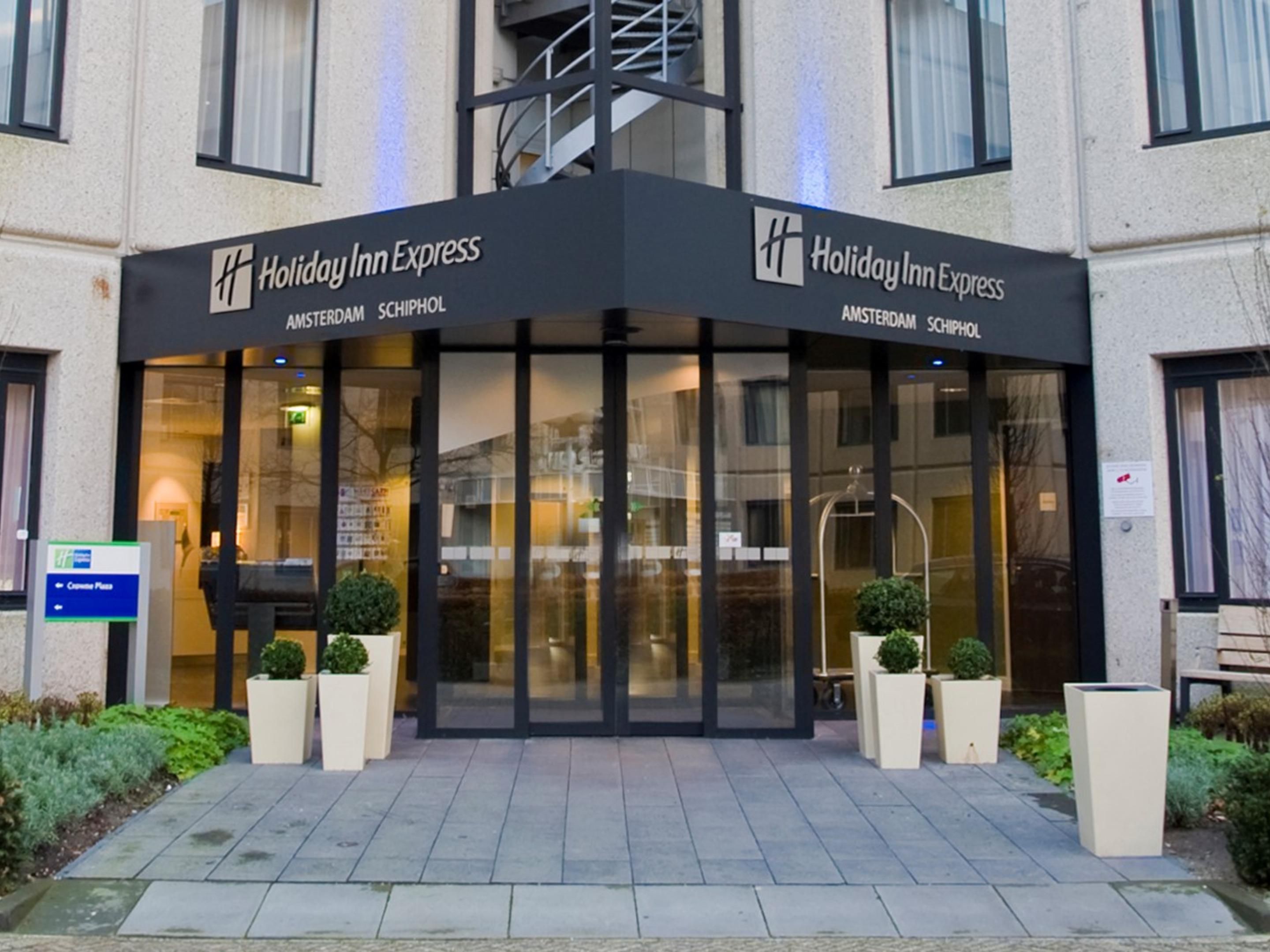 Schiphol Airport is just an 8-minute train ride away, while Amsterdam Central is also just 20 minutes by train. With the train station within walking distance, and the charming town of Hoofddorp also around the corner, you're in the heart of it all. It is also possible to comfortably park your car before your flight nearby Schiphol at our hotel.