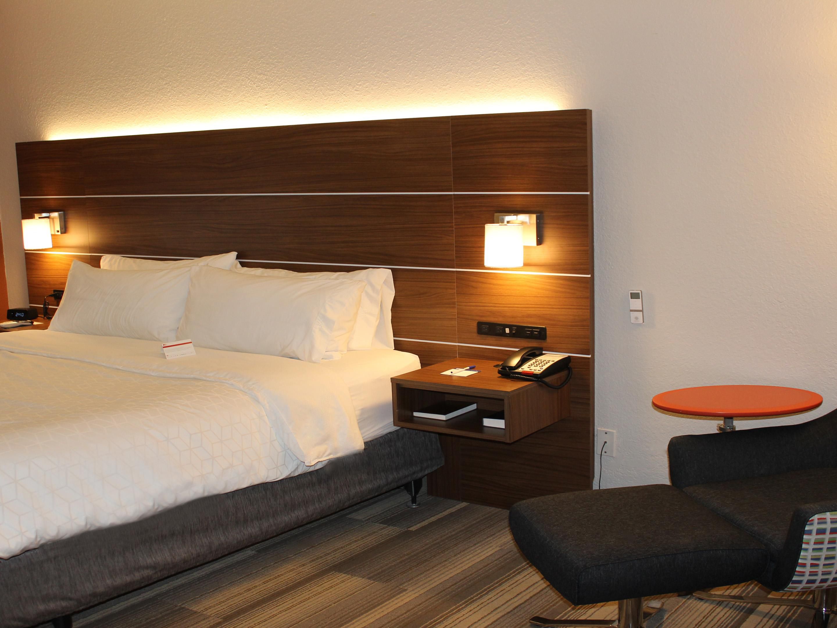 King bed, Wifi, refrigerator, microwave, extra seating