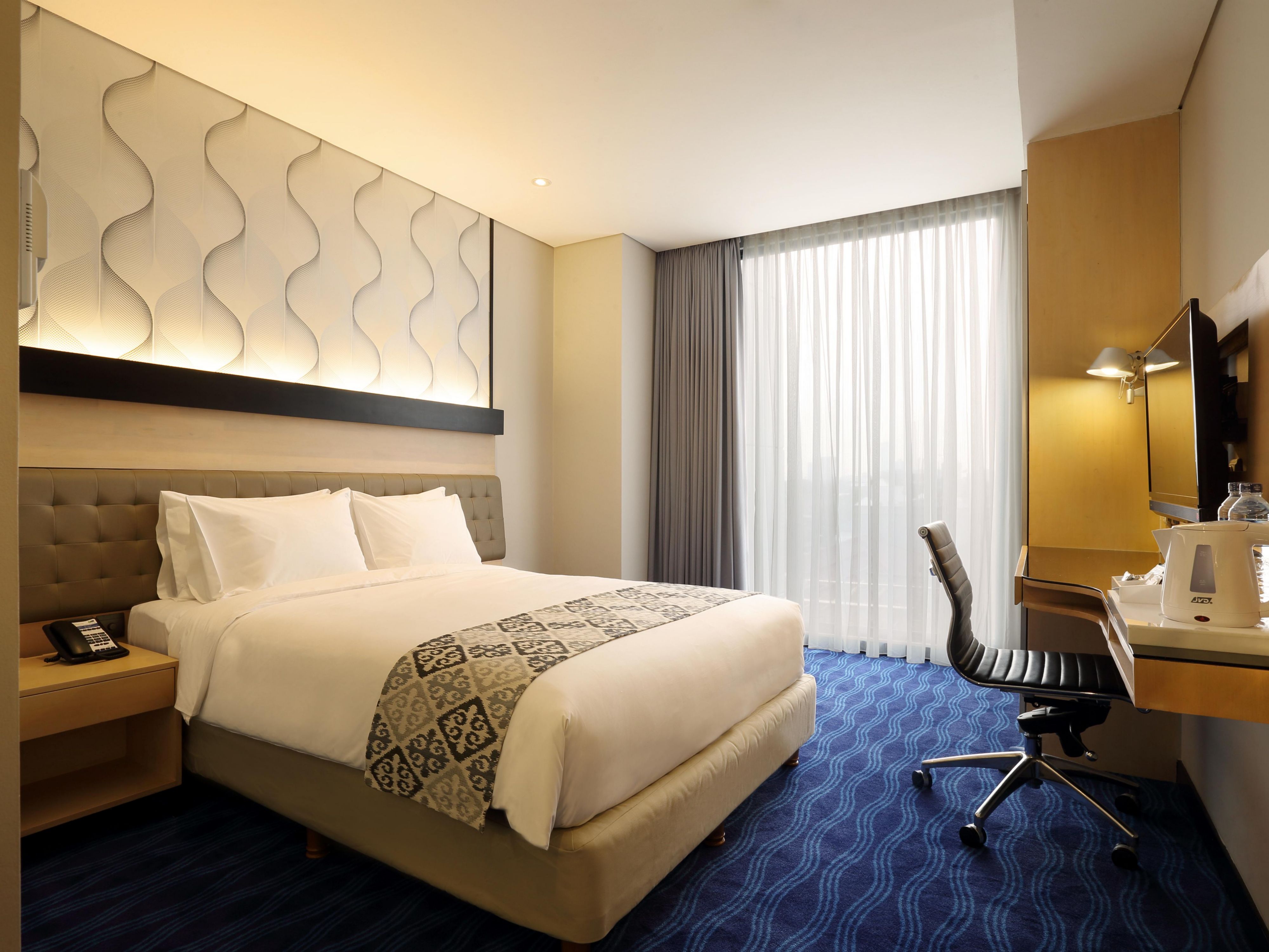 Queen Bed Room at Holiday Inn Express Jakarta Thamrin