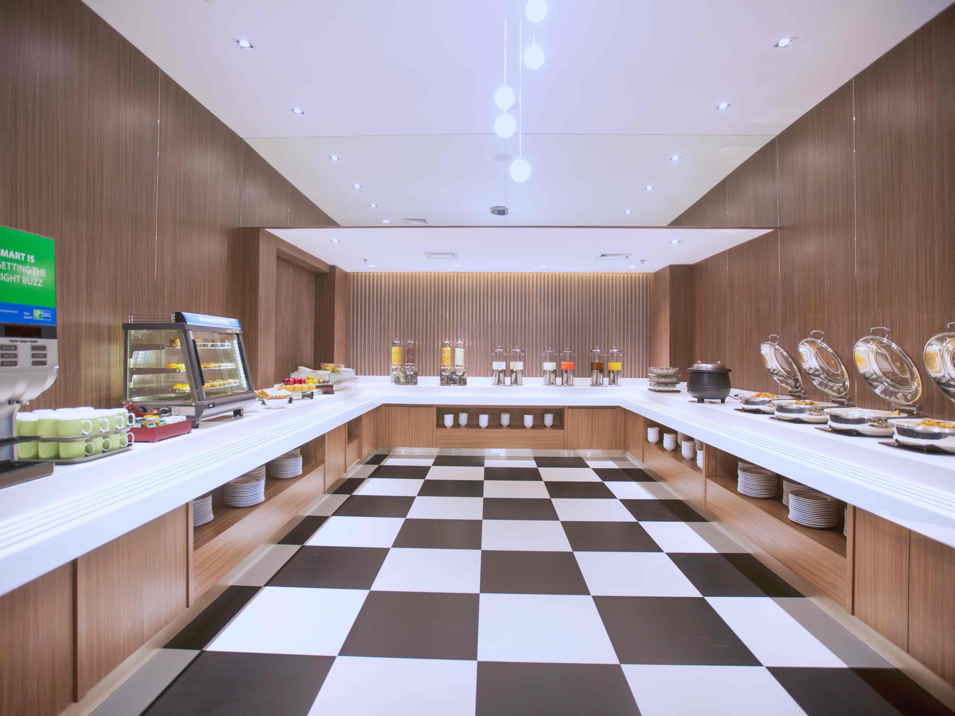 tart your day right with breakfast included at the Great Room restaurant. Enjoy a wide selection of fresh and delicious options, including hot and cold items, all served in our inviting space. Fuel up for your day’s adventures at no extra cost, right here in the Great Room of Holiday Inn Express Jakarta International Expo.