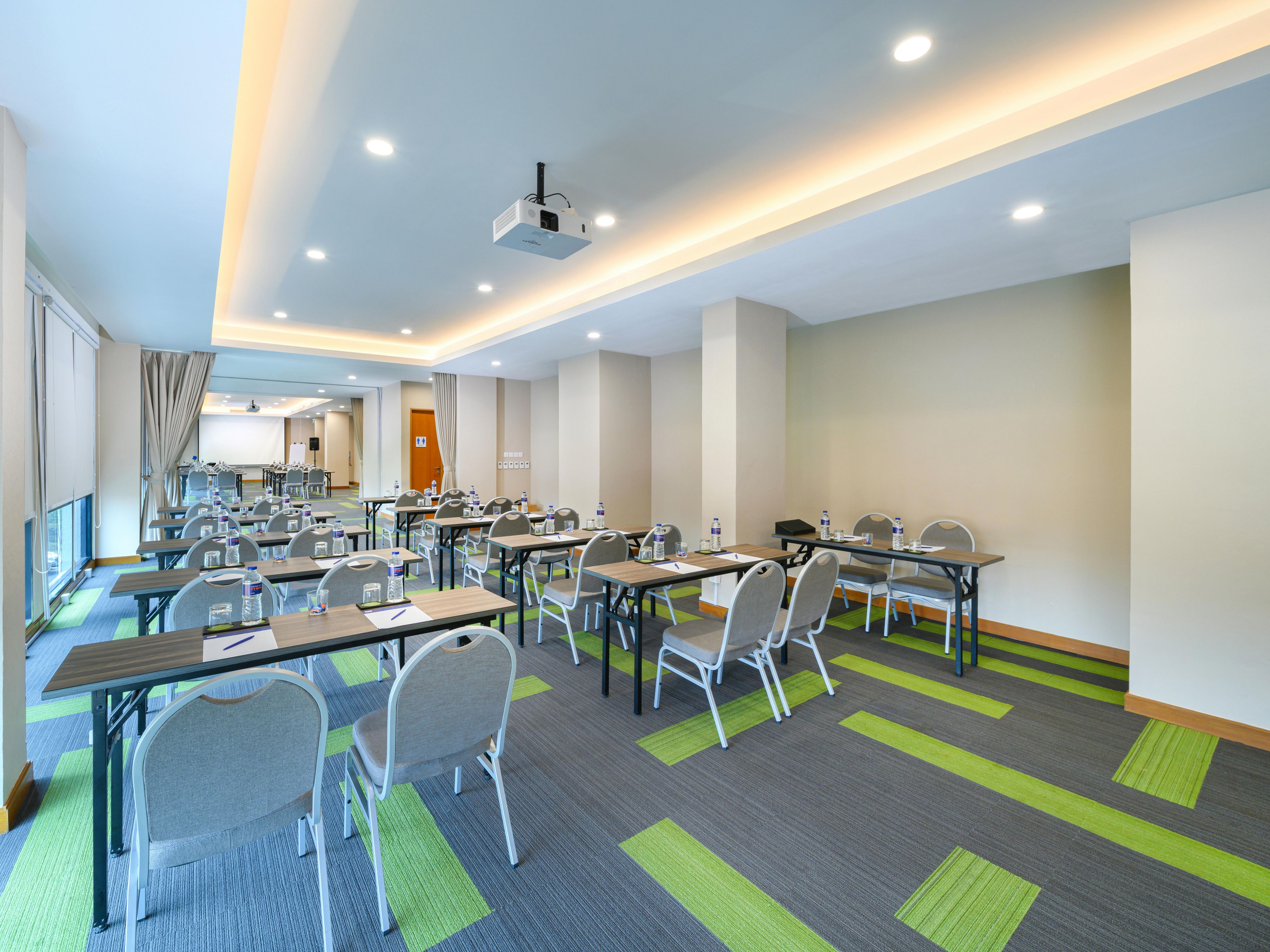 We can host your small meetings & banquets according to your needs. Holiday Inn Express Jakarta Matraman has one meeting room located on first floor with 45 sqm size and could accommodate up to 140 pax in theatre styles.