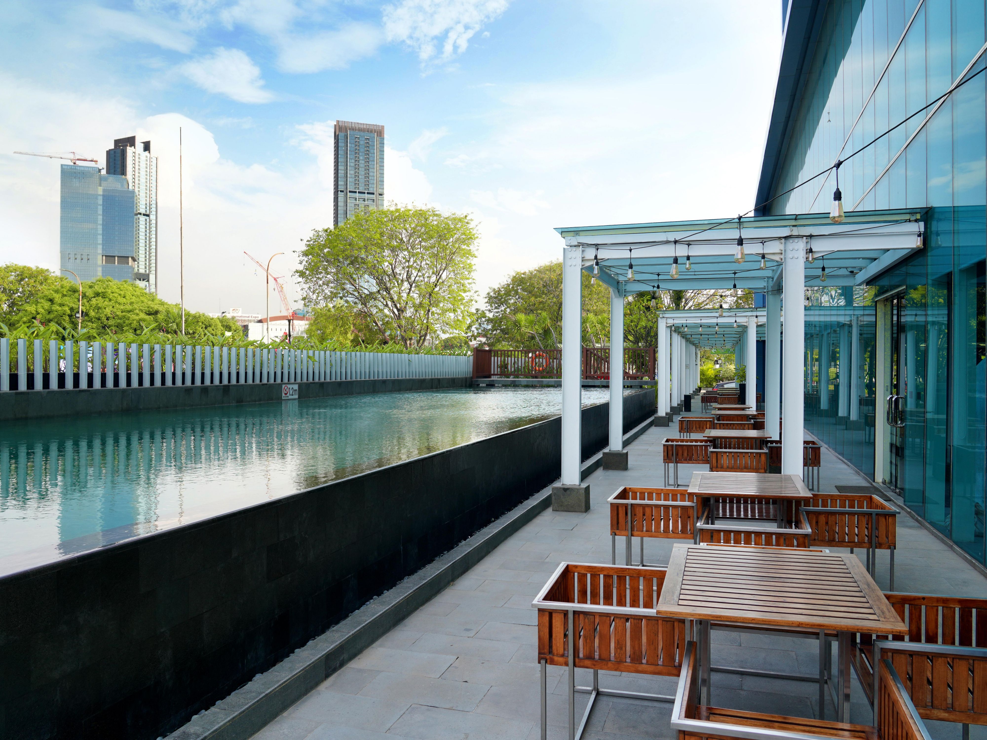 We are excited to introduce the new pool facilities at Holiday Inn Express Jakarta International Expo. Enjoy a refreshing atmosphere in a relaxing area designed to meet your needs. With picturesque photo spots and a serene setting, our pool is the perfect place for relaxation and enjoyment.