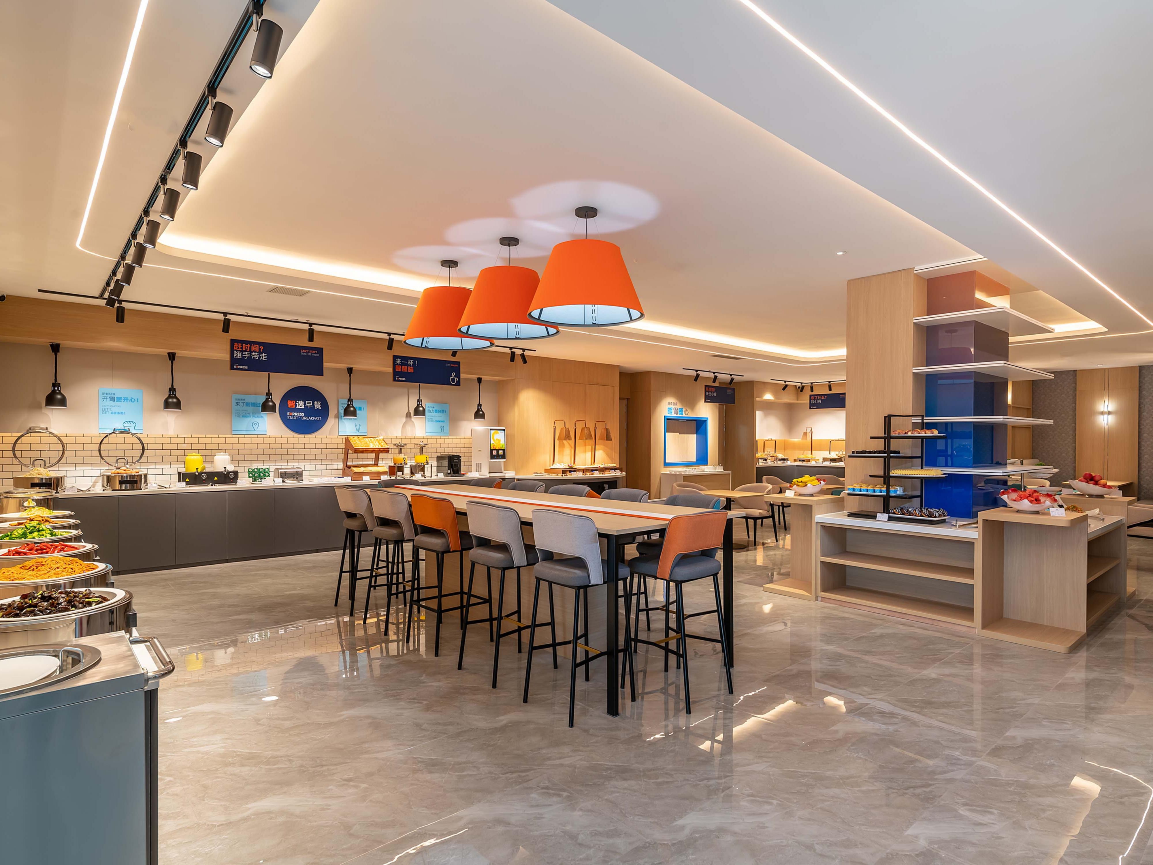 Shandong cuisine, hotel also produces the unique Peking duck, which is a must-order dish for guests.Hotel also focuses on etiquette in its dishes. food in the big bowl of abundant benefits, pay attention to quality, by the influence of Confucius ritual food thought, pay attentionto ostentation and eating etiquette.