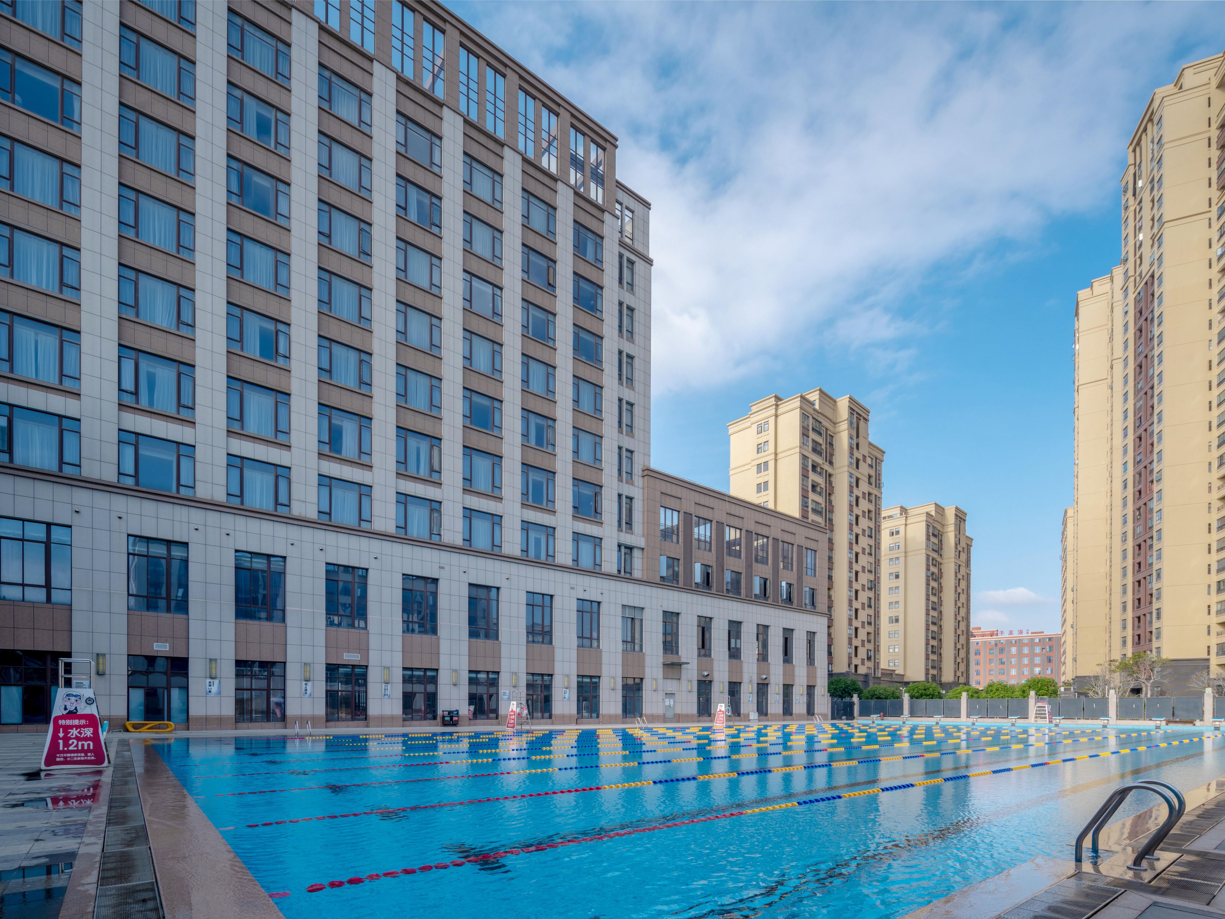 酒店客人免费享受酒店配套的室内恒温游泳池，室外国标游泳池以及儿童水上乐园项目，满足外出差旅客人的健身需求，为客人的健康保驾护航。