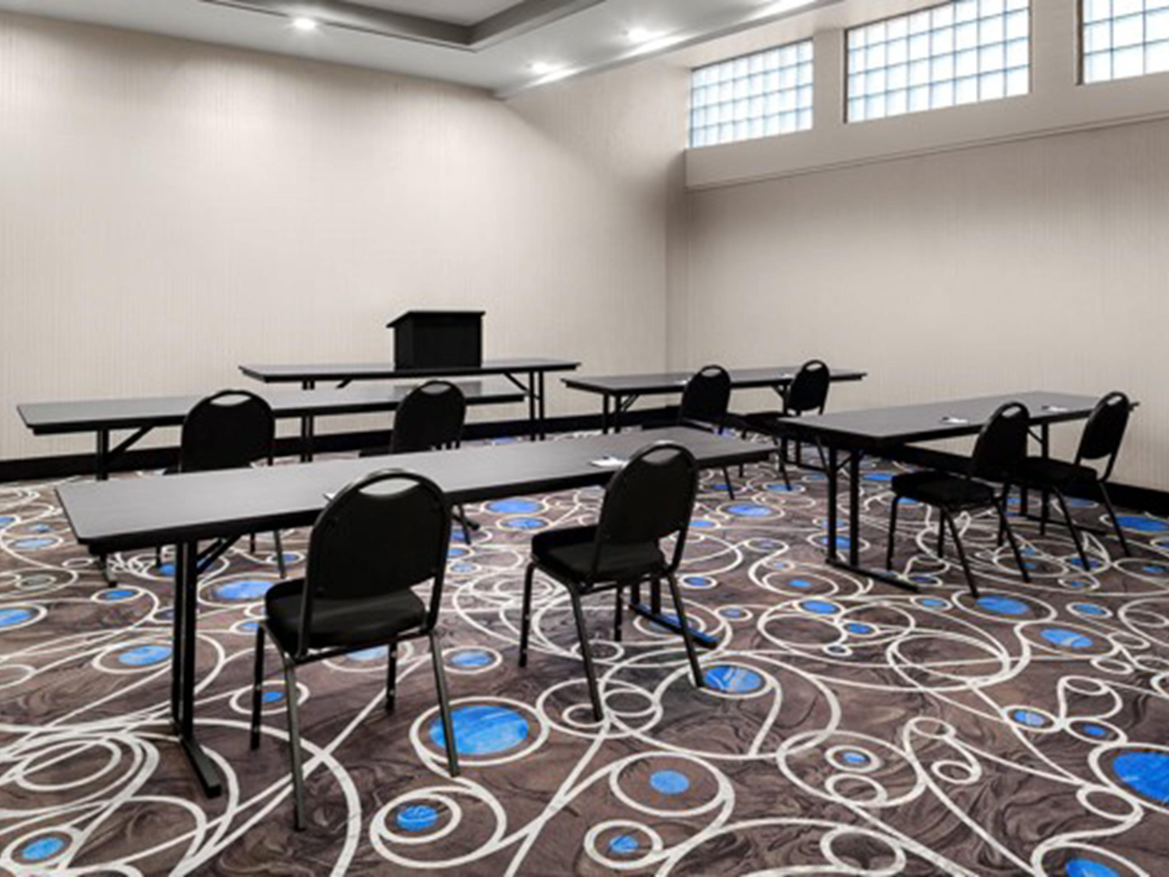 Discover the unmatched convenience of our downtown hotel, just a five-minute walk from the Kansas City Convention Center. Whether you're in town for business or attending a convention, our prime location offers quick access and seamless travel. Stay with us and enjoy a stress-free experience, perfectly situated near all the action of Kansas City.
