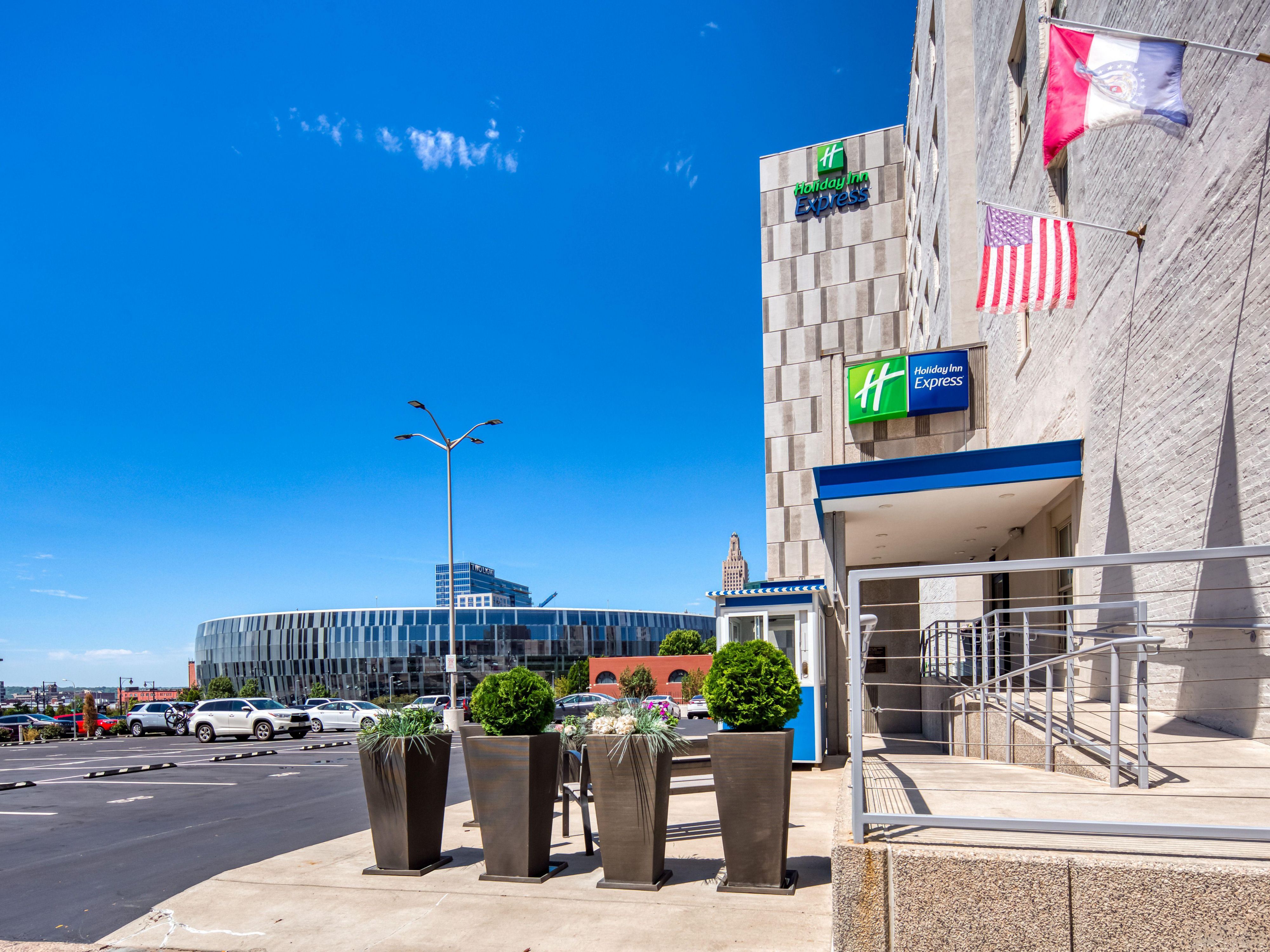 Immerse yourself in Kansas City's Government District at Holiday Inn Express KC Downtown, the only hotel nestled within this historic enclave. Surrounded by landmark government buildings and less than half a mile away from the picturesque Ilus Davis Park, our meticulously renovated hotel stands as a testament to the district's rich heritage.