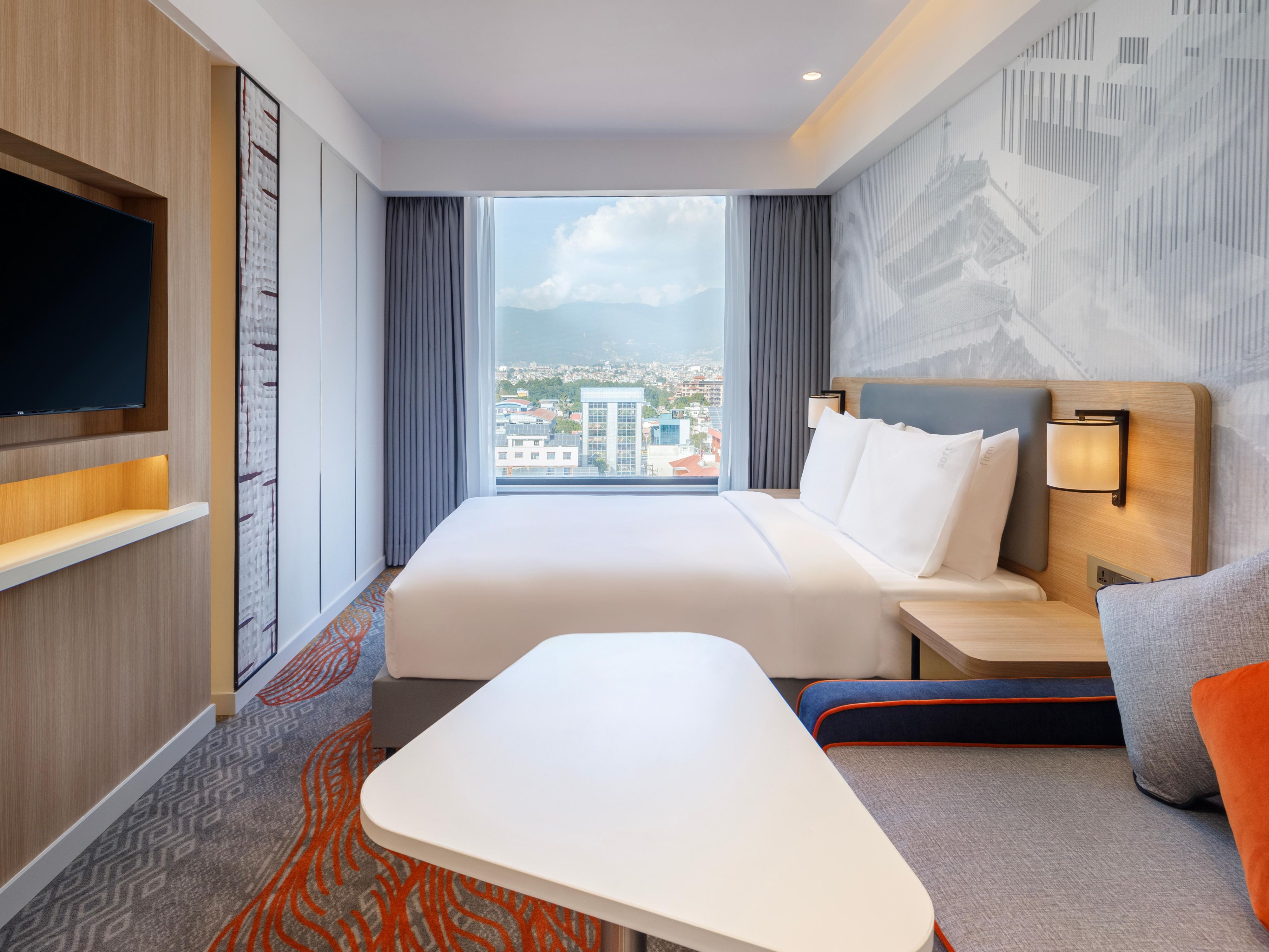 酒店共设 100 间客房，内部装饰现代简约且不乏活力，为您打造珍贵的住享体验。此外，酒店还有一间专属套房。所有客房均配备免费 Wi-Fi、迷你吧、保险箱、茶水和咖啡机等设施，并提供每日客房清洁服务，让我们的加德满都酒店不仅是栖息之所，更是舒适的度假胜地。