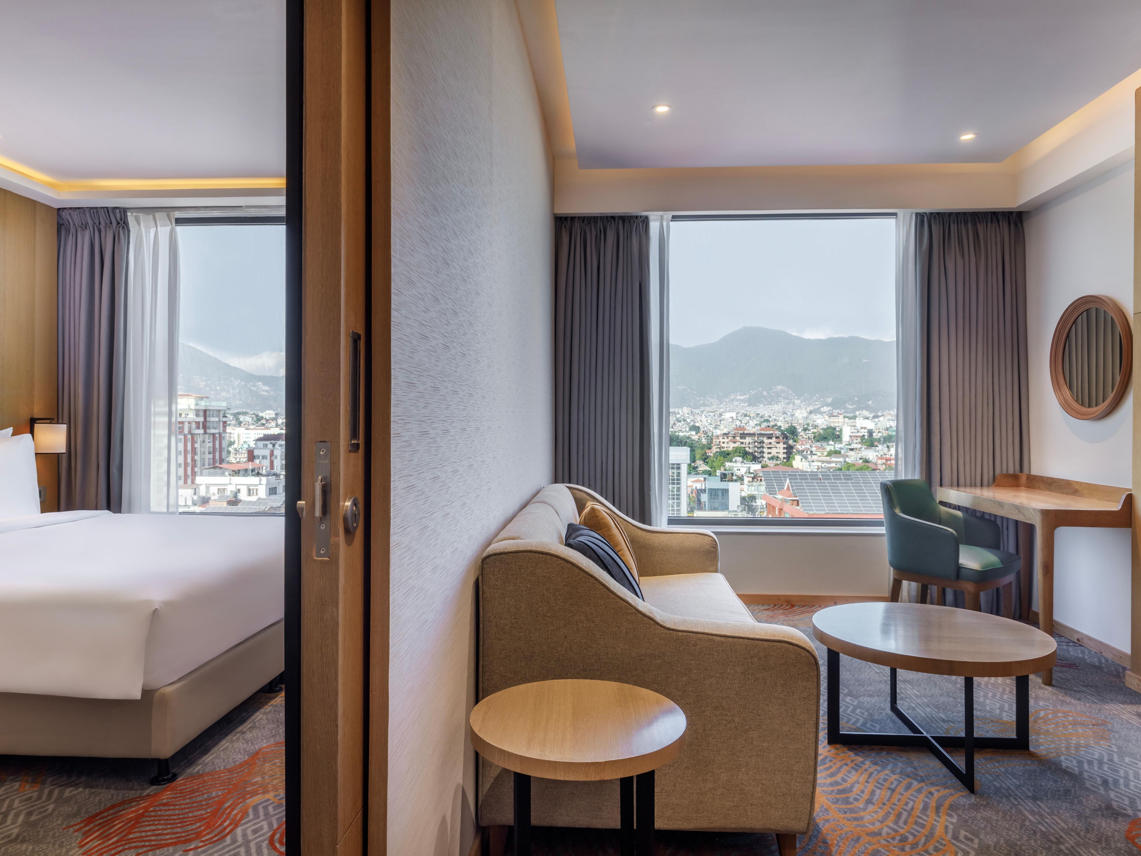 酒店毗邻加德满都机场和泰米尔，周边林立着企业办公楼、大使馆、热闹集市、餐厅以及充满活力的夜总会。此外，酒店还毗邻帕斯帕提那神庙，临近著名的世界文化遗产博达哈大佛塔和杜巴广场。 
文化探险才是旅程意义所在。