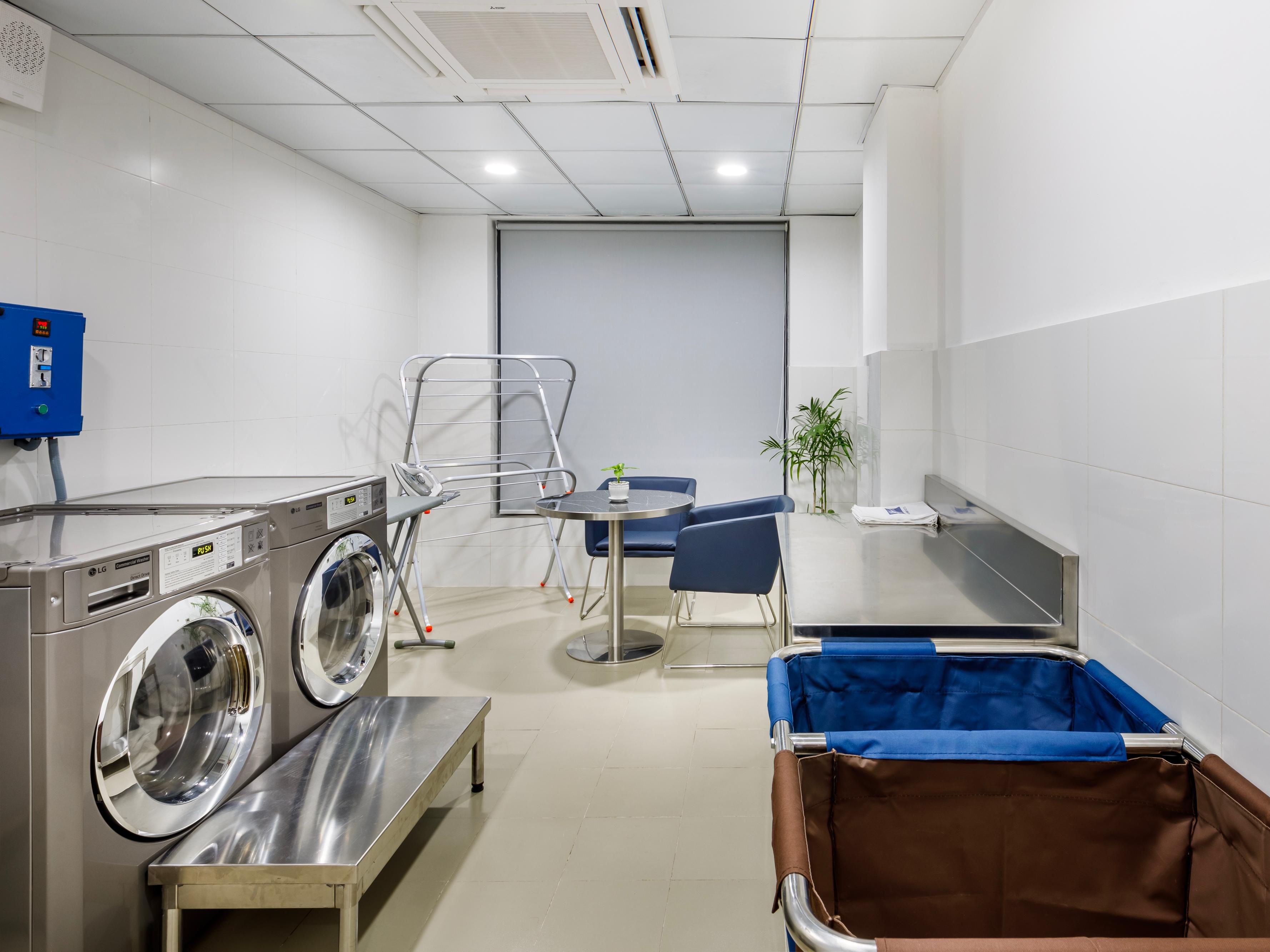 我们的酒店临近泰米尔，并提供自助洗衣服务，洗衣房内设备齐全，配有现代化的洗衣机和烘干机，为您解决衣物清洗的烦恼，让您在轻装出行的同时保持精明整洁的造型。毕竟，还有什么事情比在旅途中穿戴整洁的衣服更让人舒心，更显精明呢？