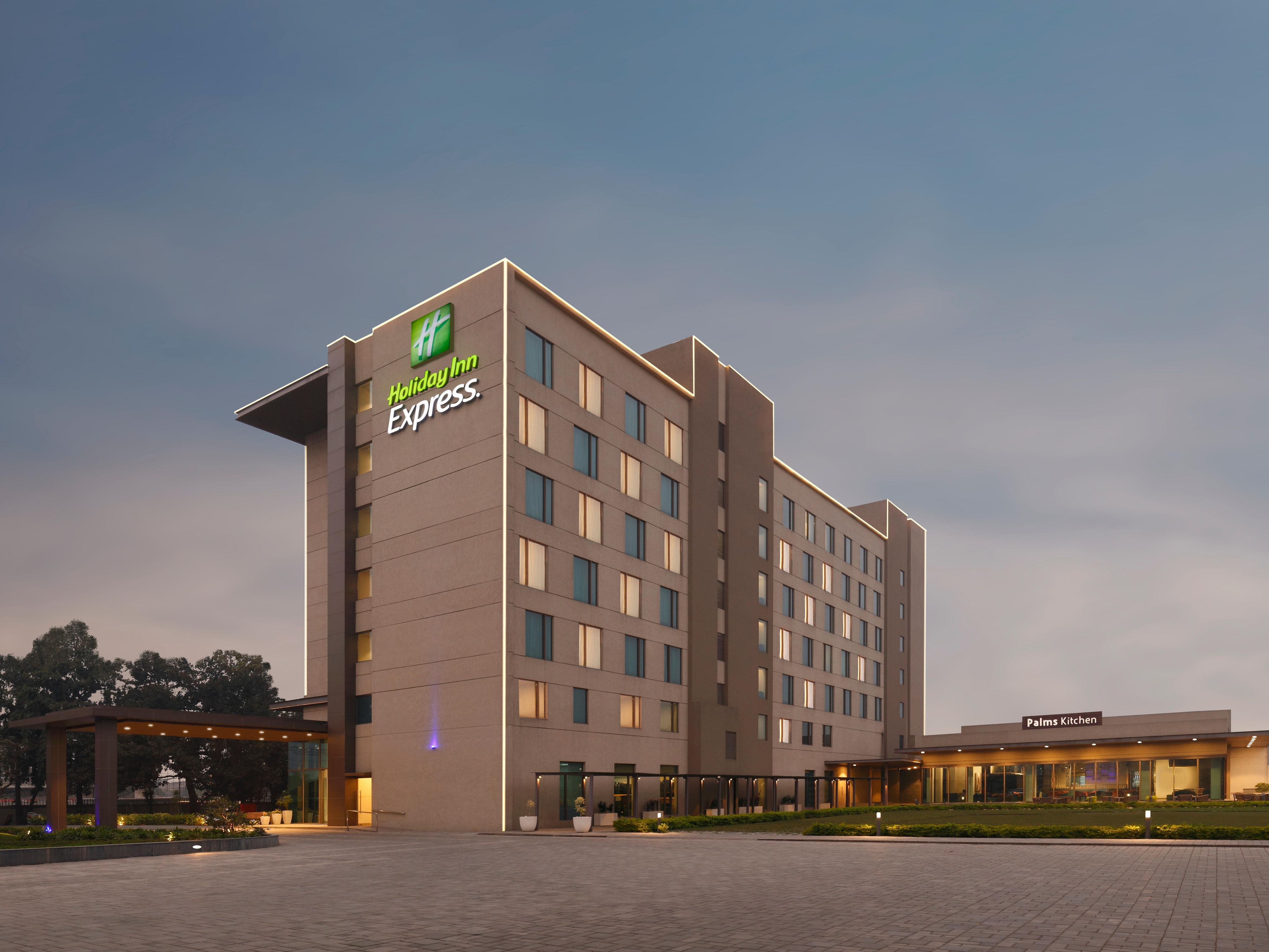 Now book a room at Holiday Inn Express Kolkata Airport for few hours before you take the next flight. 