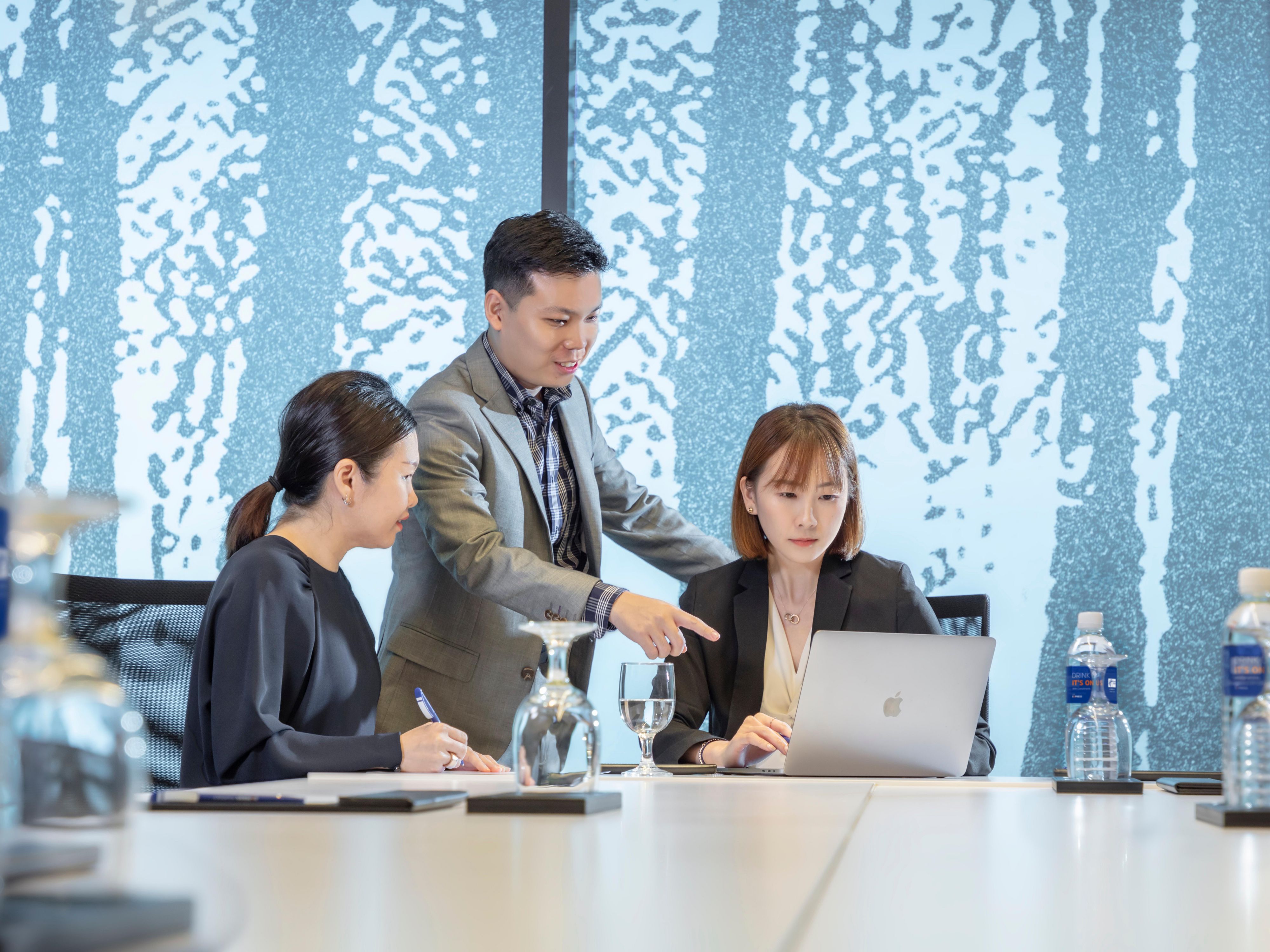 我们的会议室最多可容纳 12 位客人，自然采光充足，配备齐全的视听设备，是举办私密会议的理想场所。如需咨询或预订，请致电 +6014 659 5387 或发送电子邮件至 samantha.limhuiyee@ihg.com 联系我们。