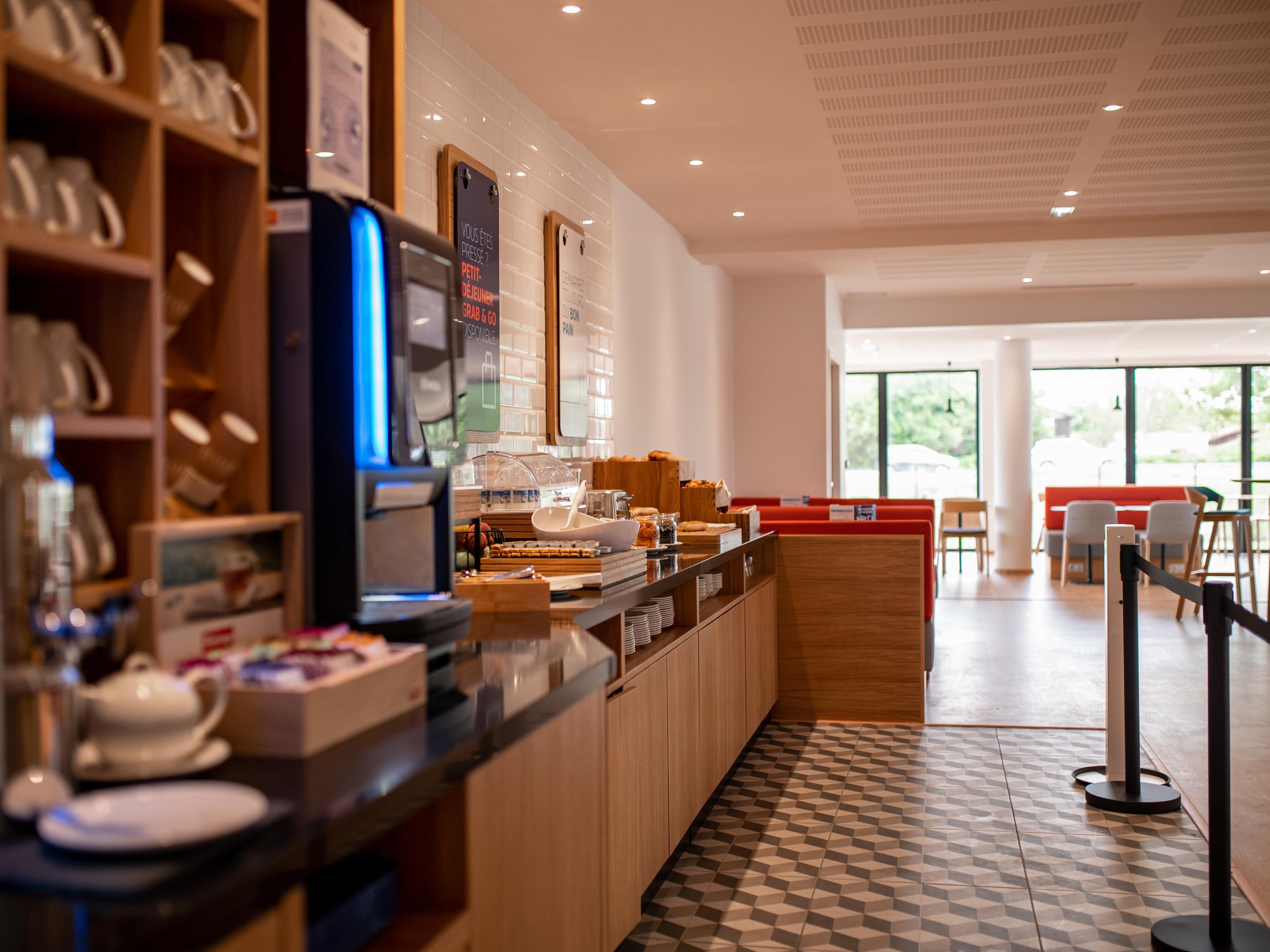 Come and enjoy the free breakfast with all our rooms. You will discover regional products such as honey from the Domaine Apicole Du Bassin located some kilometers from the hotel. You can also enjoy scrambled eggs,hot bacon, saussage and crudites every morning.