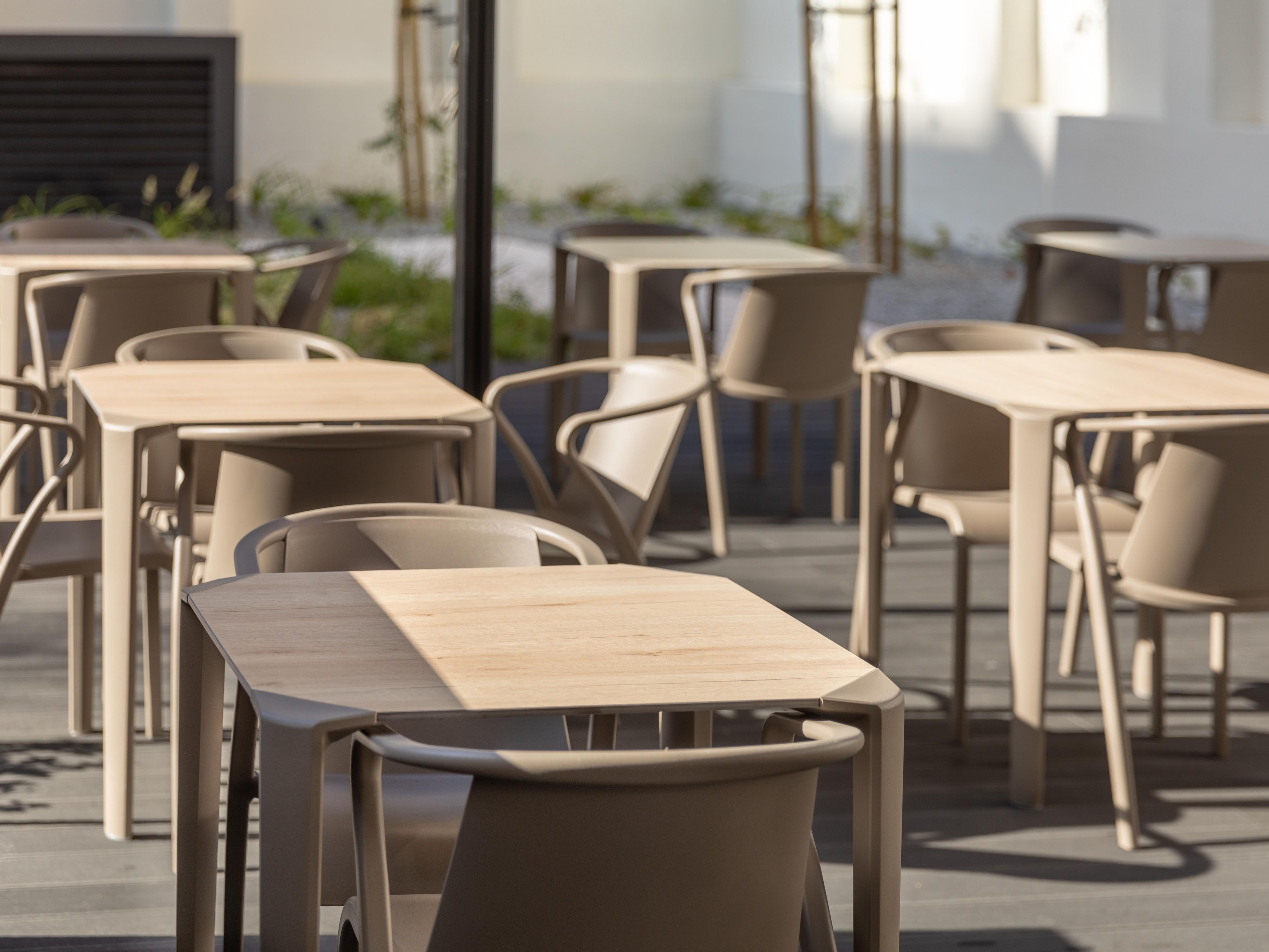 Saldanha combines a strong business presence with a dynamic urban lifestyle. Offices, shops, restaurants and cultural spaces coexist in a modern and functional area, ideal for balancing professional commitments with leisure time.