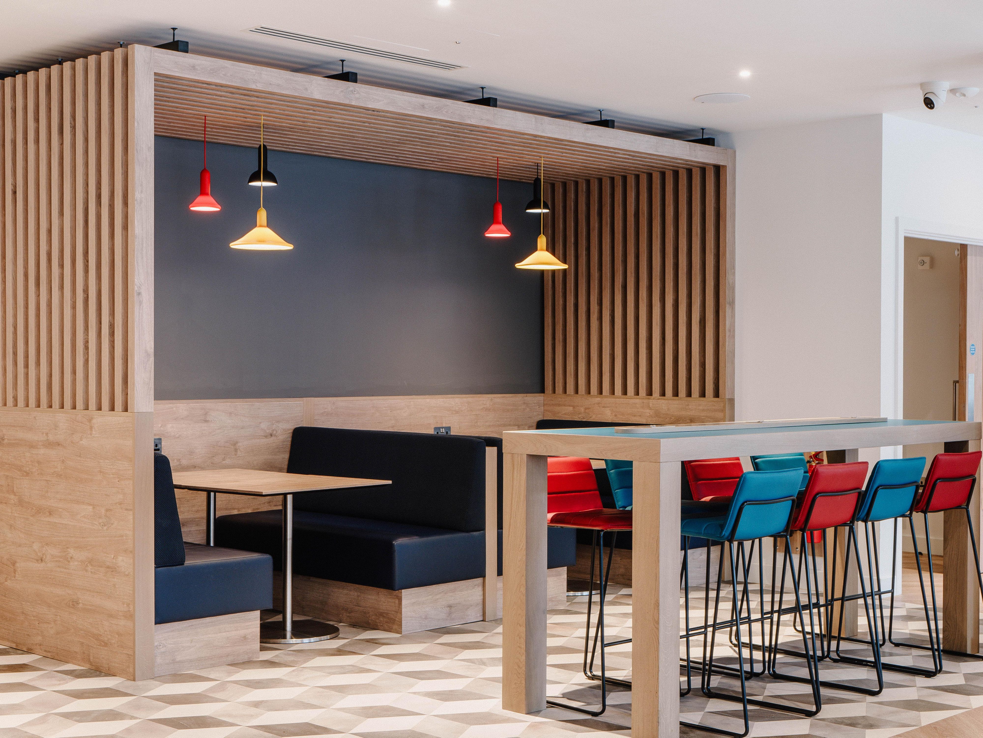 Fully stocked bar and restaurant serving delicious affordable dinner. Our open lobby is also an ideal space to meet or use as a workspace with free Wi-Fi.