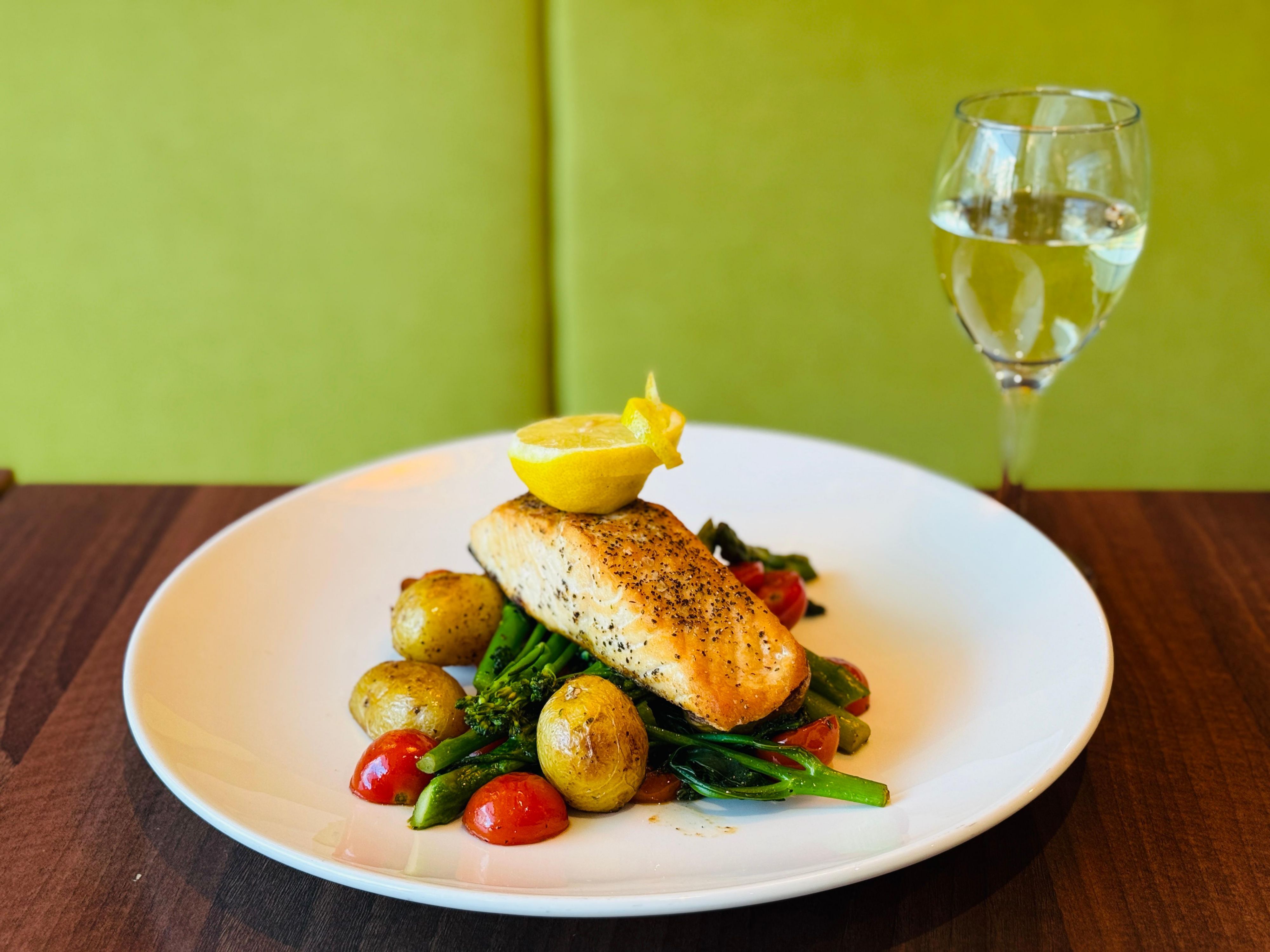 Discover delicious all-day dining options, including a cozy pub-style dinner service, featuring traditional favorites like fish and chips, plus a variety of creative modern dishes. Pair your meal with a refreshing draft  beer, cider or a choice from our curated wine list. It’s the perfect way to relax after a busy day in the city.