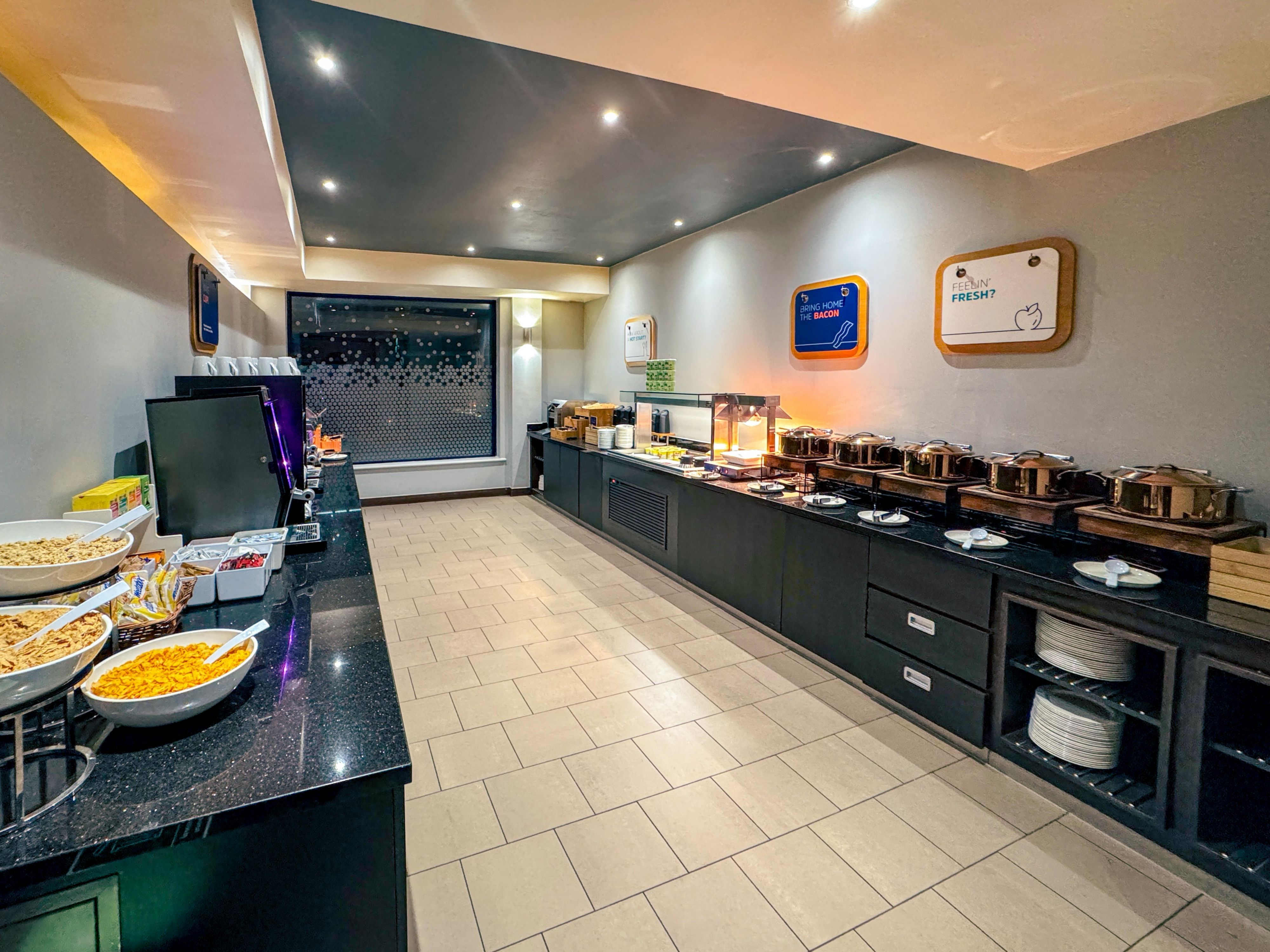 Start your morning with our free Express Start® Breakfast buffet, featuring a delicious selection of hot and cold favorites. Tuck into classic options like eggs, sausages or bacon, freshly baked pastries, and seasonal fruit to fuel your day.