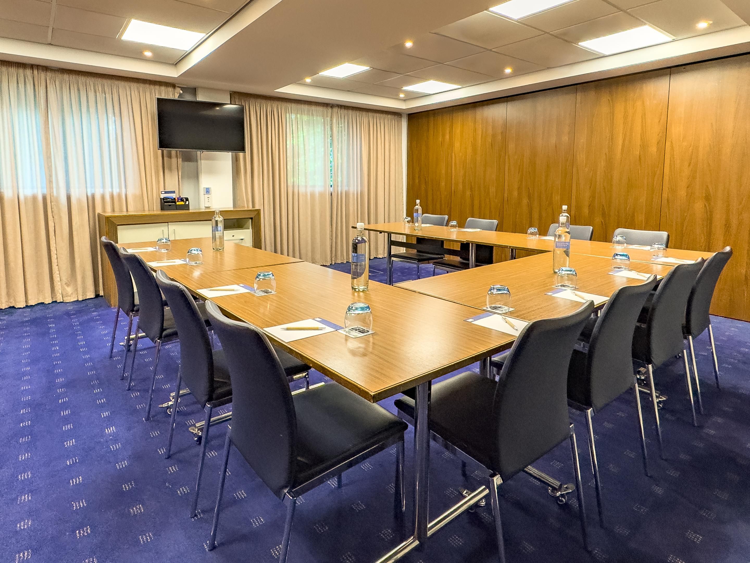 Host business or social events in our versatile spaces, thoughtfully designed to accommodate up to 80 guests. With customizable layouts, personalized service, and free Wi-Fi, our flexible venue offers the ideal setting for everything from business meetings and team meetings to intimate gatherings and classes.