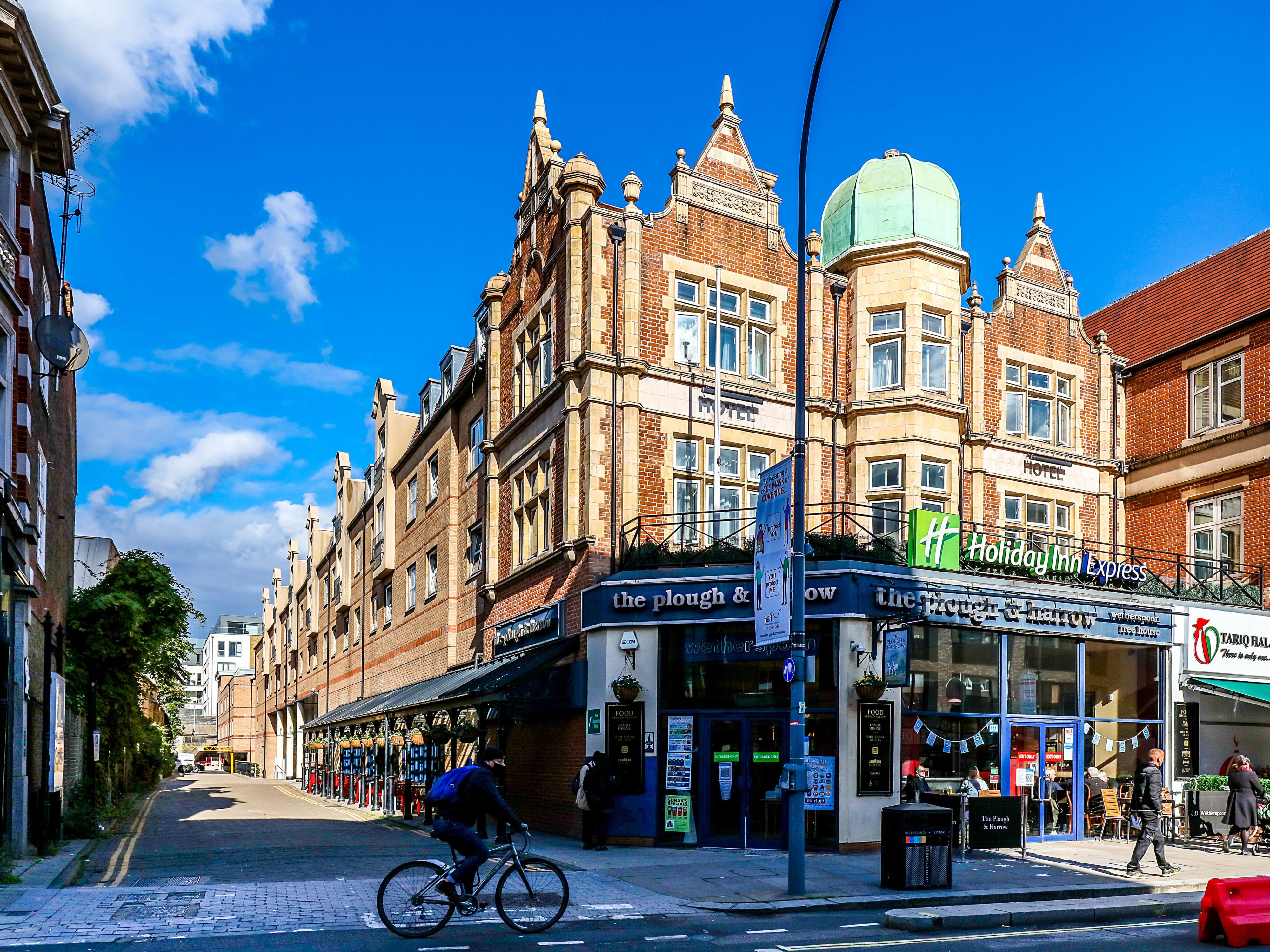 Come and stay at the Holiday Inn Express London Hammersmith.