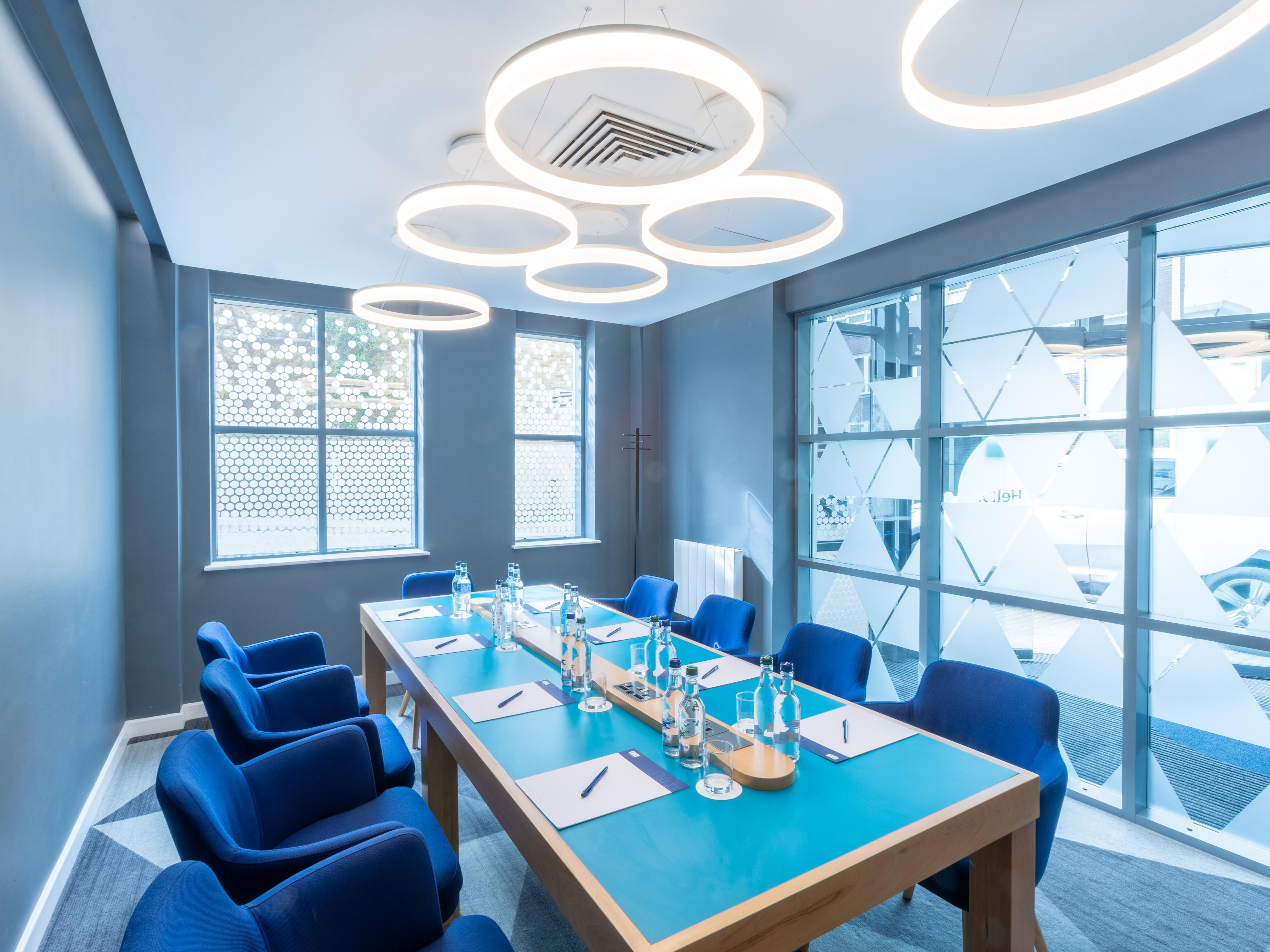 Host productive meetings at Holiday Inn Express Croydon. Our modern meeting rooms offer free Wi-Fi, AV equipment, and flexible layouts—ideal for interviews, training, or small gatherings. Conveniently located in central Croydon with easy access to London.