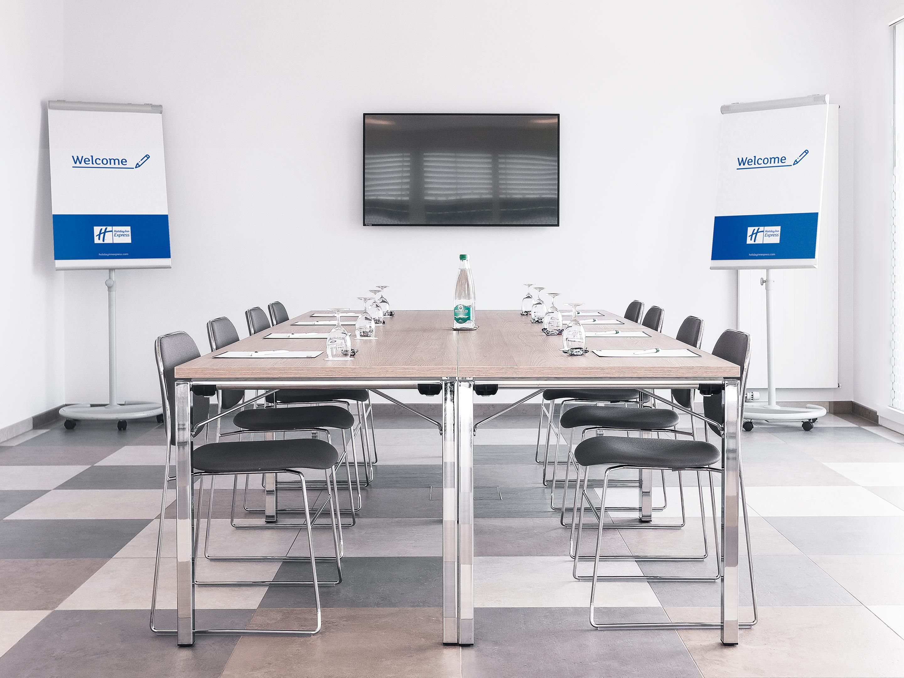 Quiet and pleasant conference room with plenty of natural light
Air conditioner
Up to 30 people with theater seating and up to 15 people in block, school and U-shape seating
Wireless Internet access
Latest technology, LED screen with HDMI input
Flip charts on request
Catering on request
