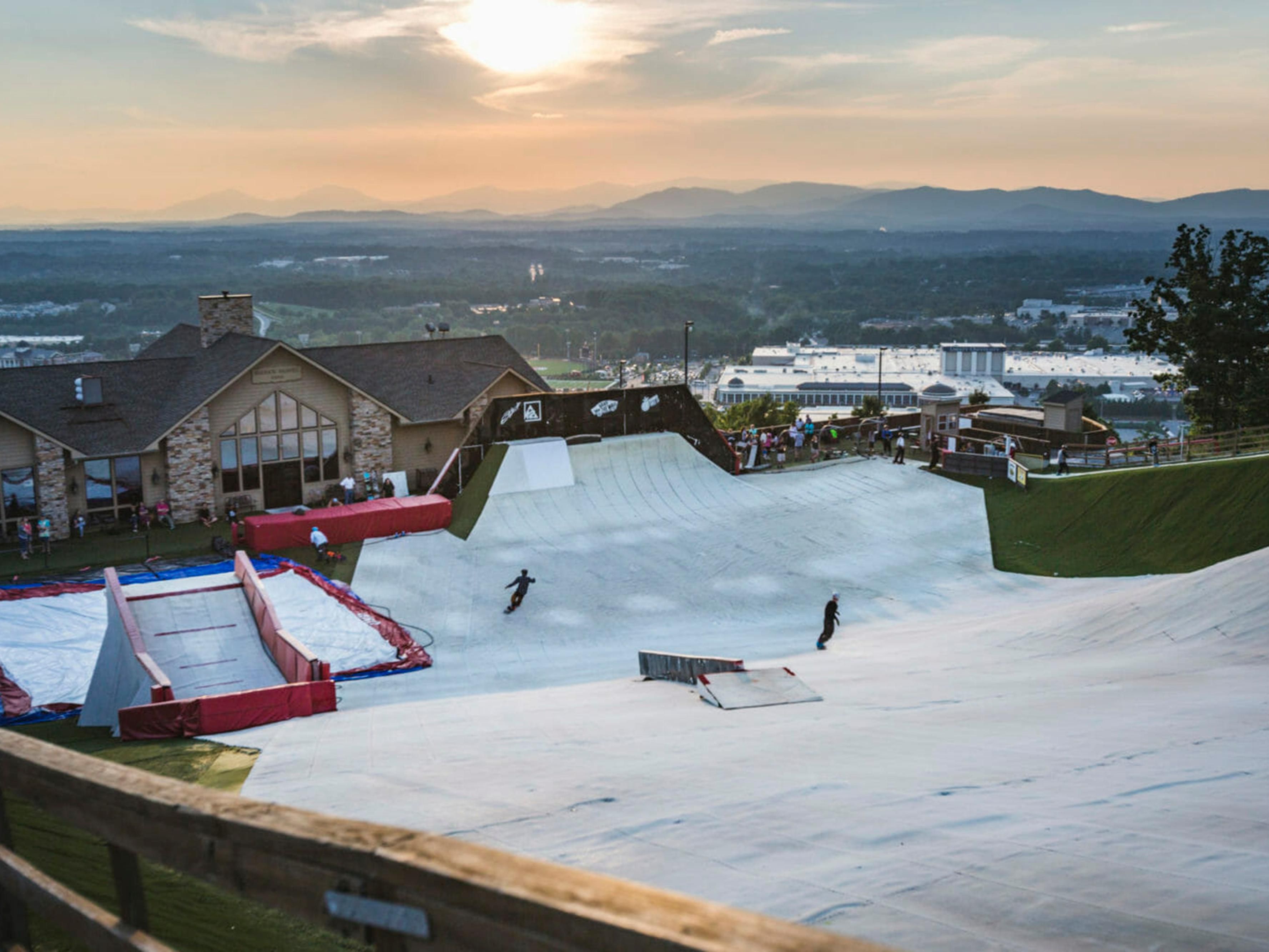 Ready to ski, snowboard, or tube year-round? The Snowflex Centre is calling! After a day of thrills on the slopes, you'll need a smart place to recharge. We're conveniently located, with plush beds and a free, hot breakfast to get you powered up for round two. Your mountain adventure starts here.