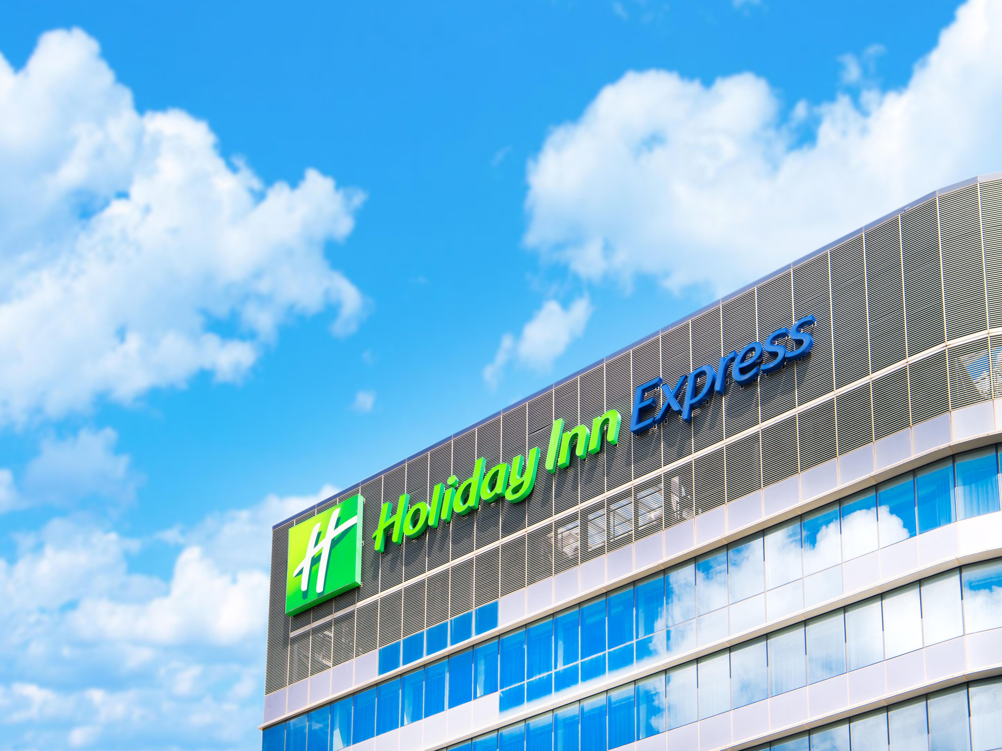 Let's celebrates our 5th anniversary!

To celebrate our 5th anniversary, we're offering a special "5th Anniversary Celebration Promotion" that to stay 5 consecutive nights and enjoy amazing discounts of up to 19%!

Book now to join Holiday Inn Express Macau City Centre's 5th anniversary celebration and celebrate this important milestone with us!