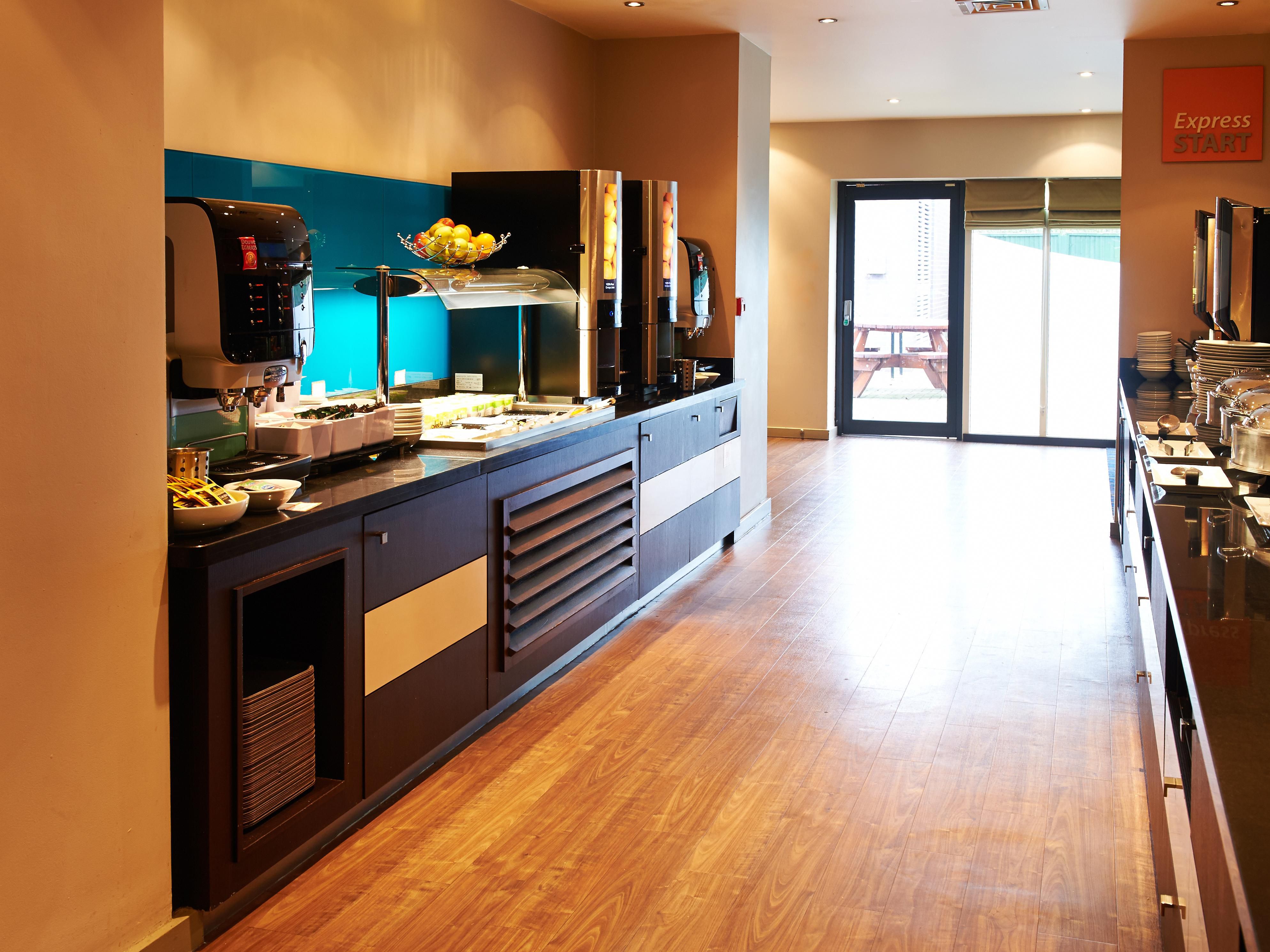 Our Free Express Start Breakfast is offered daily, for dine-in or takeaway. It features six hot breakfast items, fruit juices, hot drinks, croissants, yoghurts, and fresh fruits. Guests leaving before breakfast begins can take advantage of the Grab Bag and hot drinks, which are available at the reception.