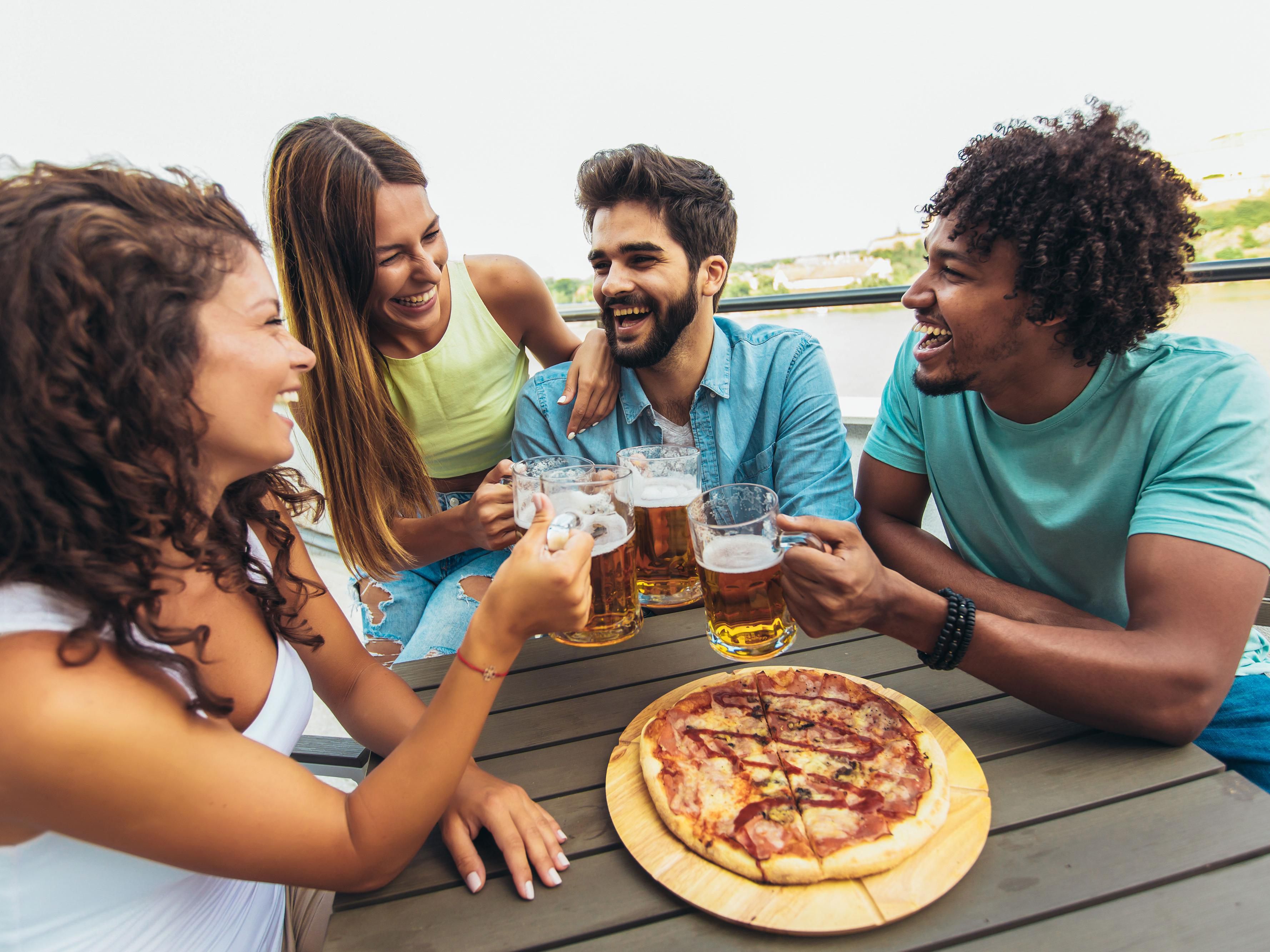 户外餐饮？我们为您准备好了。在我们码头上的户外区域，您可以点上一品脱啤酒、一杯葡萄酒、杜松子酒和奎宁水或其他更清淡的饮料。干杯