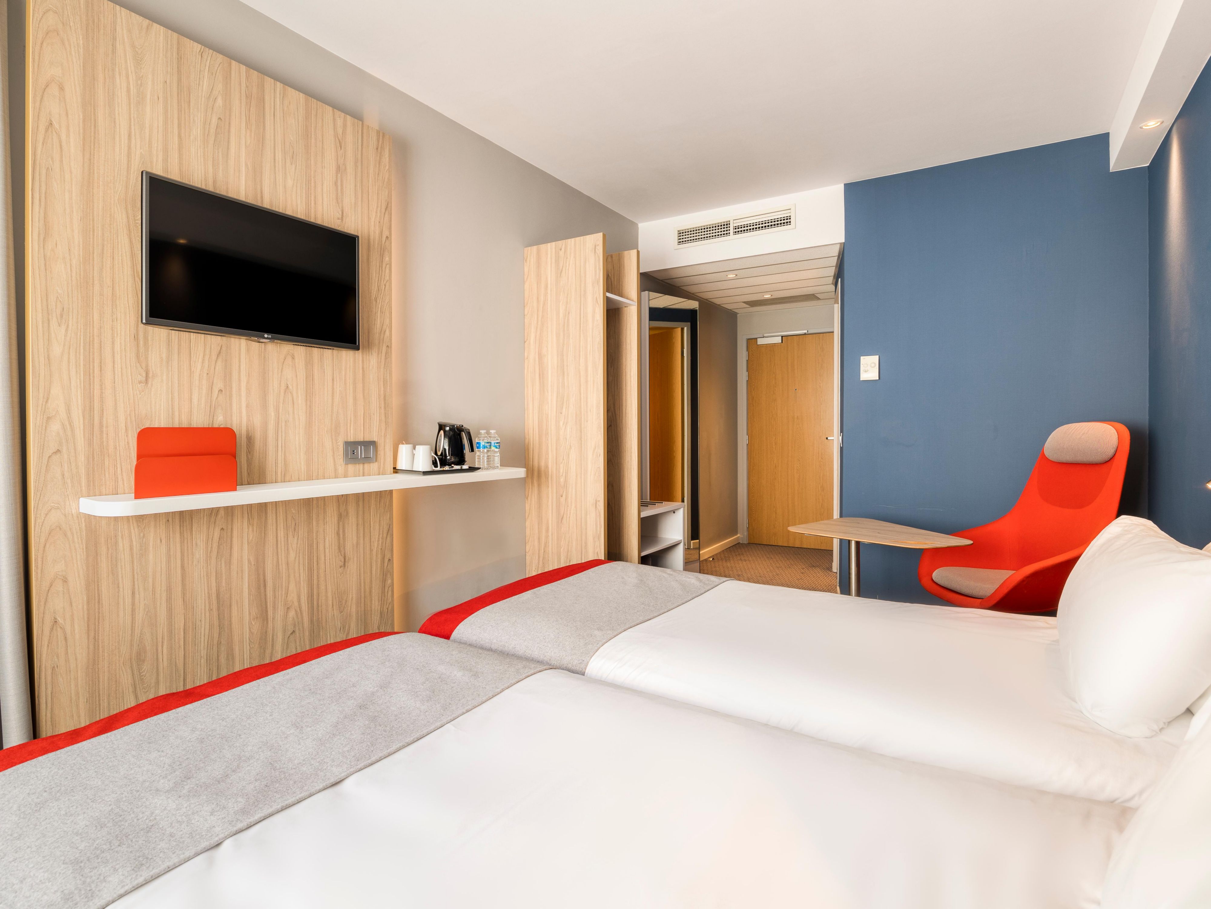 Room with twin beds, flat-screen TV and free WiFi