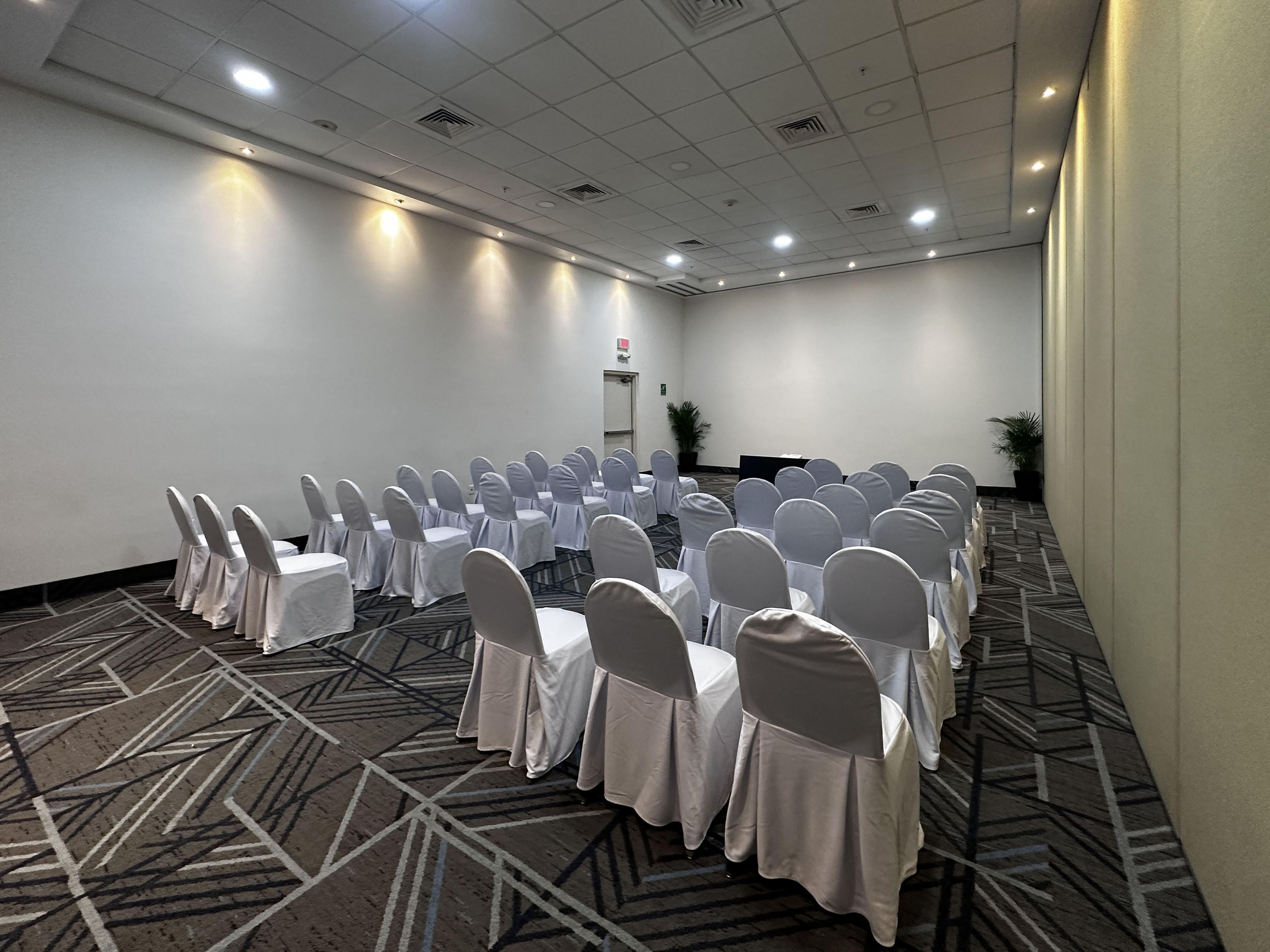 Meet with confidence! Our meeting rooms are adapted to any type of event, following the protocols of healthy distance in our assemblies and our food and beverage's sanitation and hygiene measures.