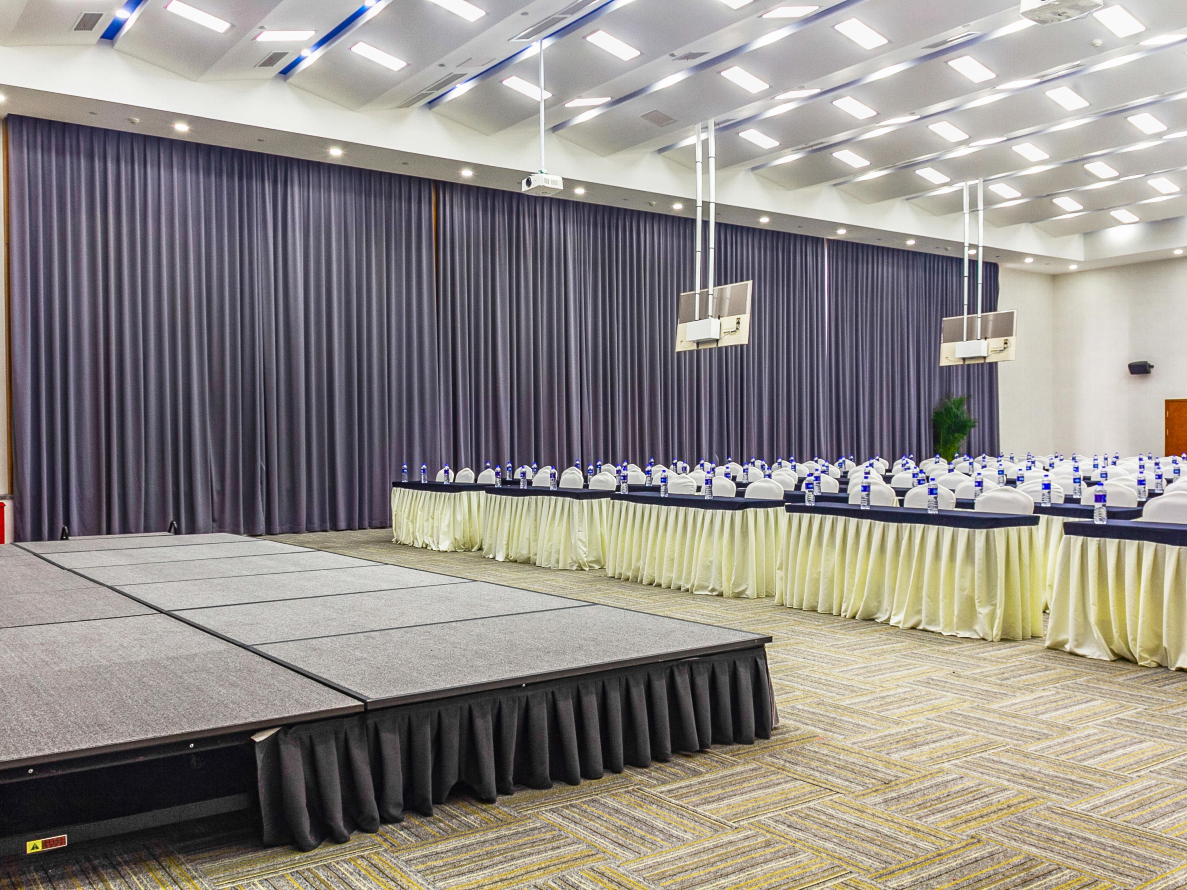 电子会议室可以满足不同规模、不同模式的会议需求。现代化的会议室体现了国际化企业的现象。它是企业举行会议、讲座、报告的场所，也是企业向内外展示的窗口。