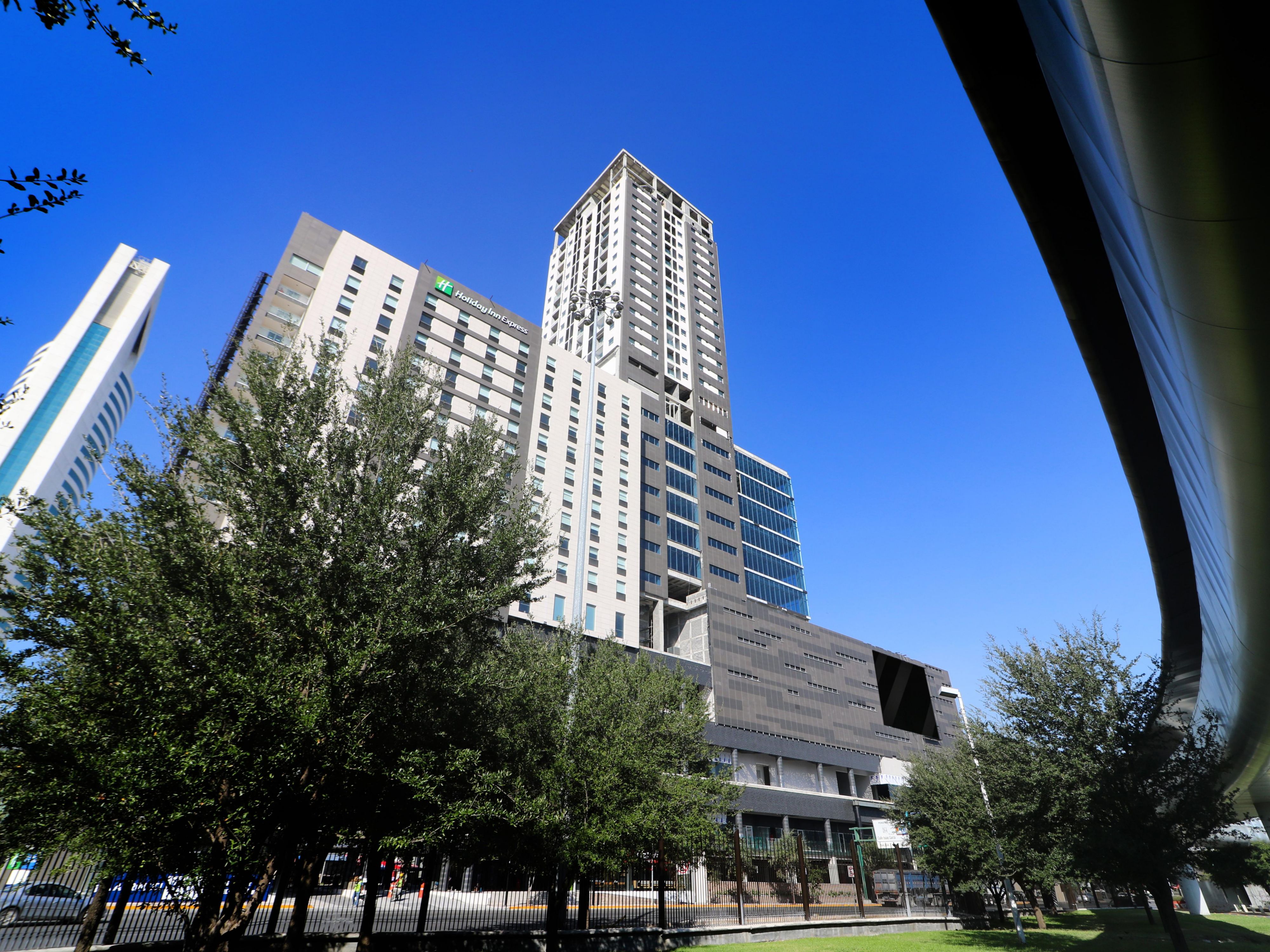 We're the perfect choice for those attending conferences, exhibitions, or events in Monterrey. Enjoy a prime location just a three-minute walk from hotel to Cintermex. Your business trip without complications.