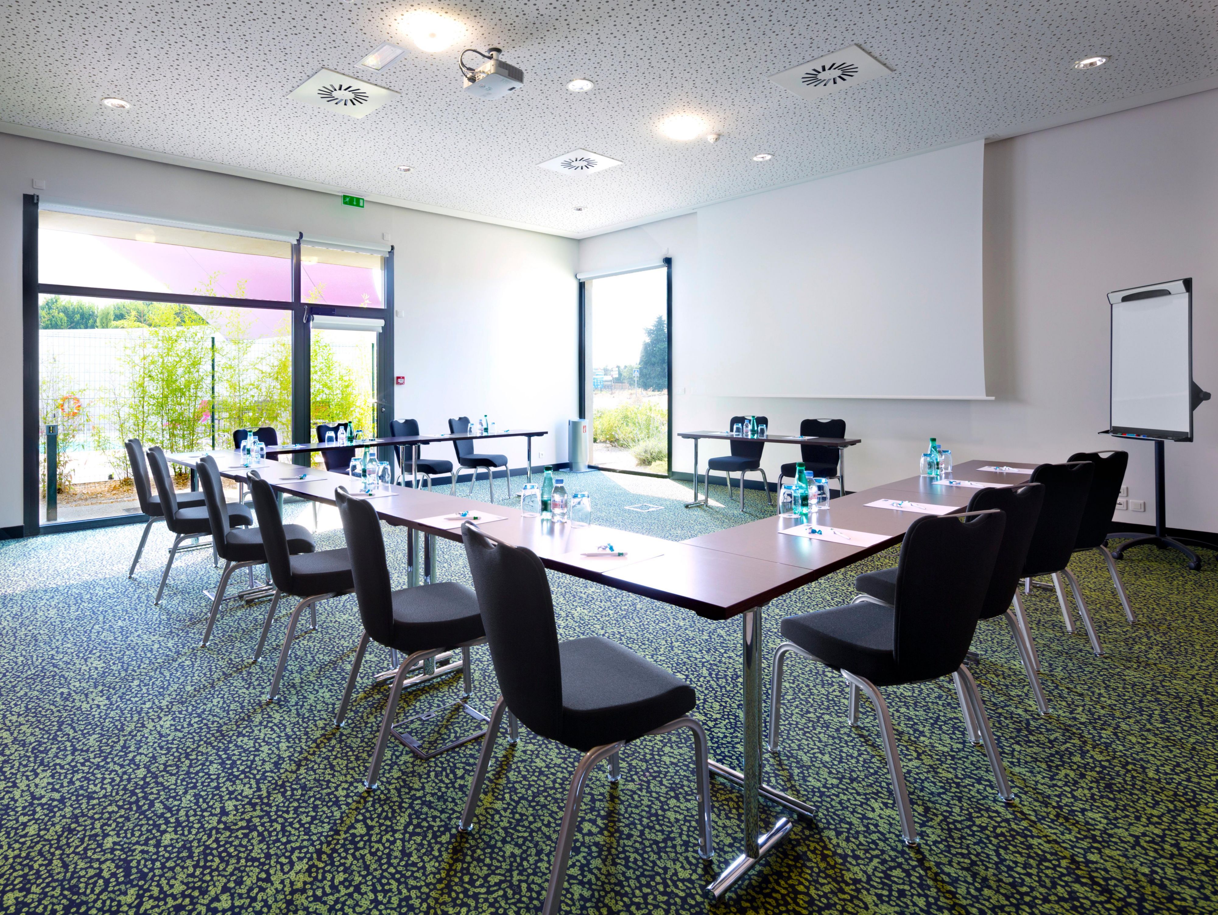 The Holiday Inn Express Montpellier Odysseum is ideal for meetings for up to 100 people. There are 3 meeting rooms, 2 of which can be adjusted. They have a large bay window which opens up to the garden during breaks.