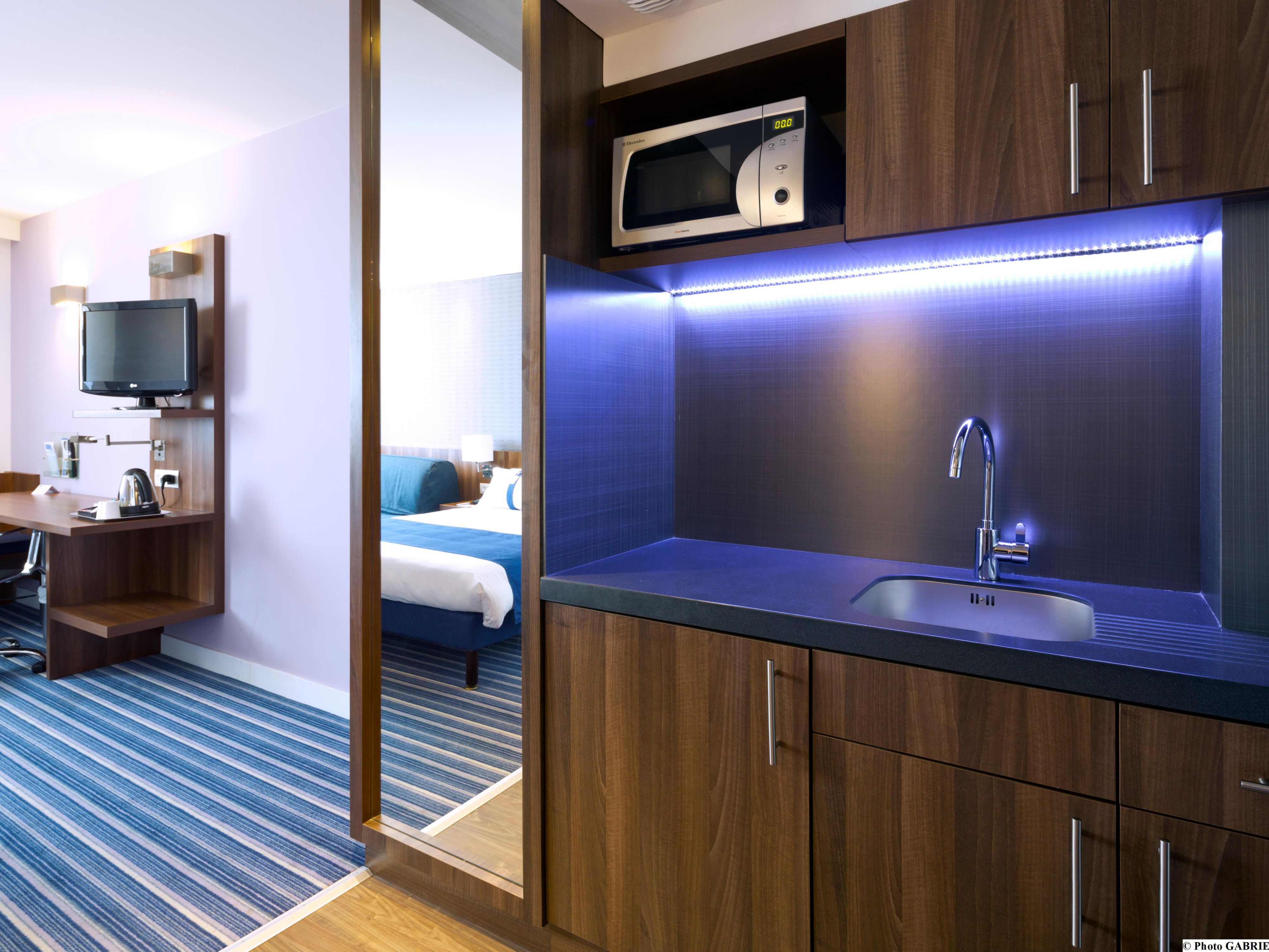 We offer you more spacious rooms equipped with kitchenettes, perfect for your long stay or family stay, including a fridge, a microwave and dishes on request. Larger and equipped with more storage, do not hesitate to book them or inquire with our reception for more details.