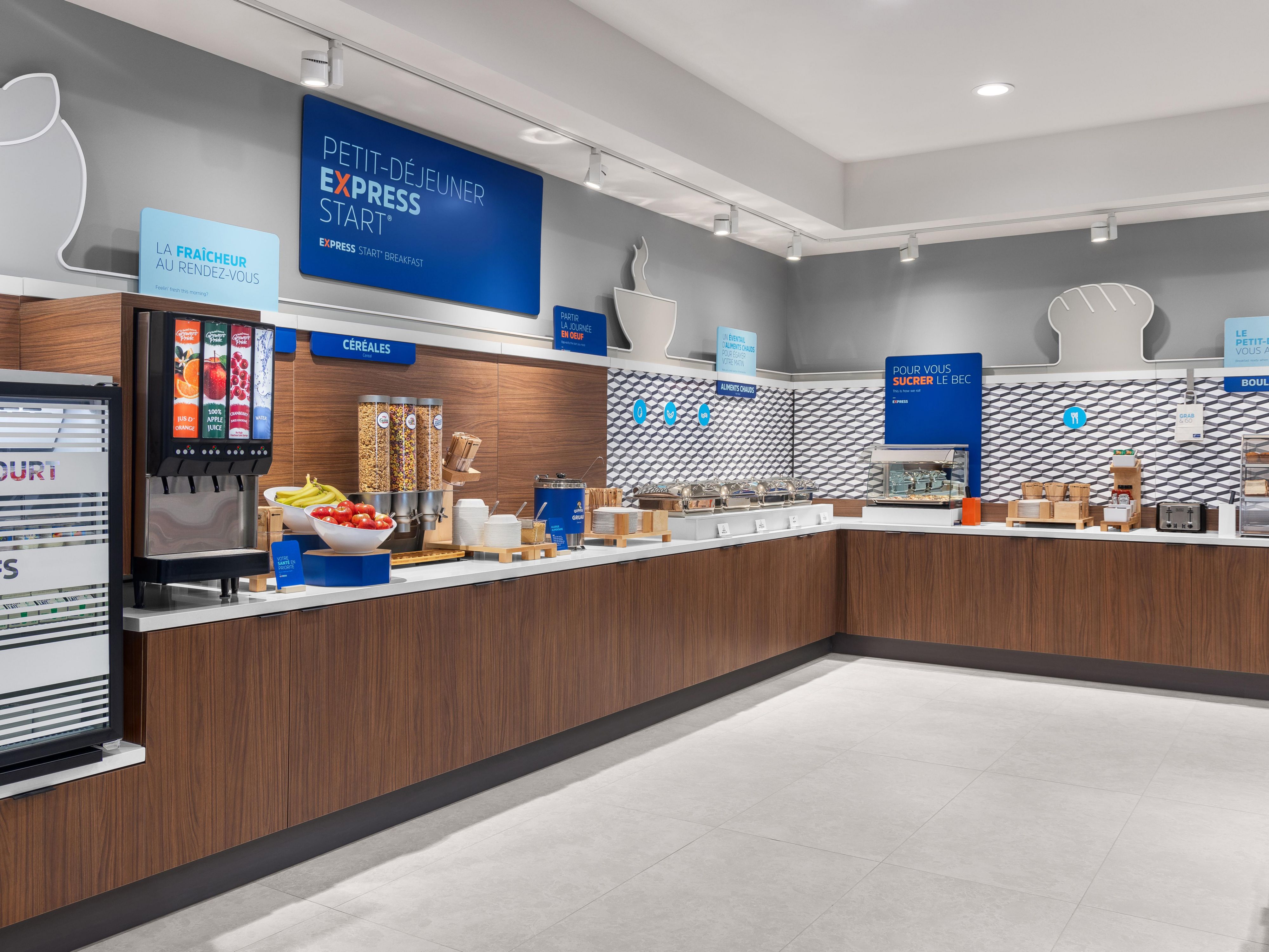 Enjoy a delicious daily breakfast for free at our Montreal, Quebec hotel. From fresh pancakes to steaming oatmeal, we serve all your favorite breakfast dishes in a buffet style. Hungry in between meals? Shop our onsite food and beverage market anytime, 24/7.