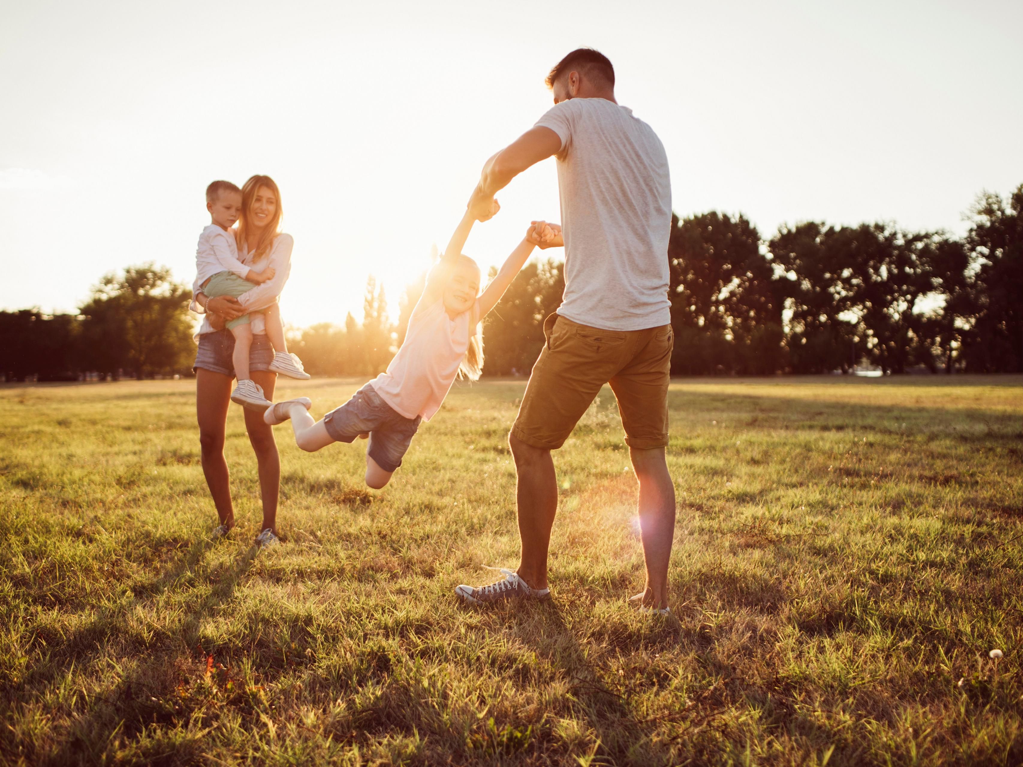 Discover the magic of fall and winter in Montreal! Stay with us for easy access to Montréal en Lumière’s dazzling art, live performances, and gourmet delights. Dance under the stars at Igloofest and explore festive holiday markets full of seasonal treats and one-of-a-kind finds. The best of the season is just steps away!