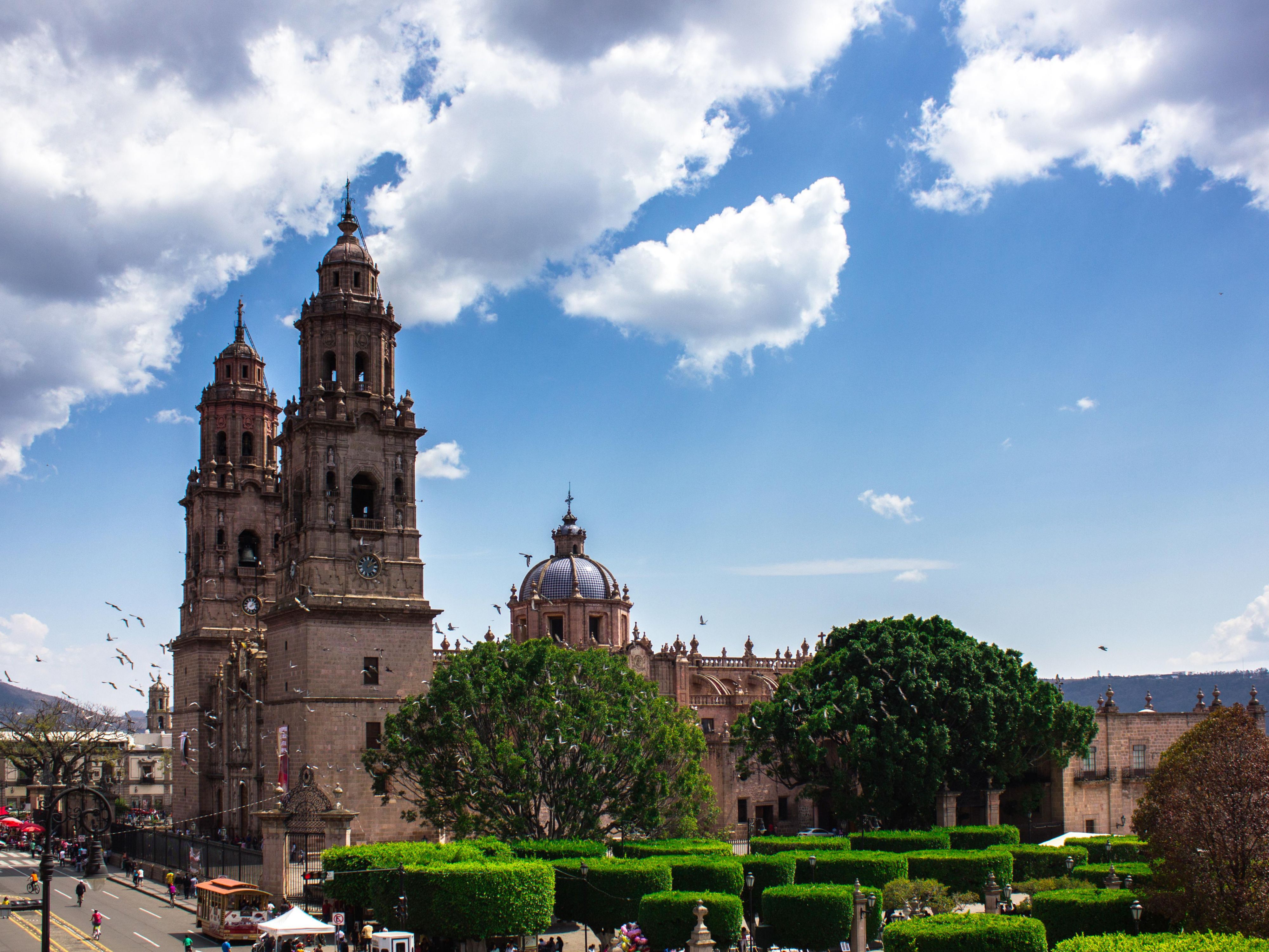 From our balcony rooms there is a spectacular view of the Morelia Cathedral and the main plaza. We have one of the best views of the Morelia Historic Center.