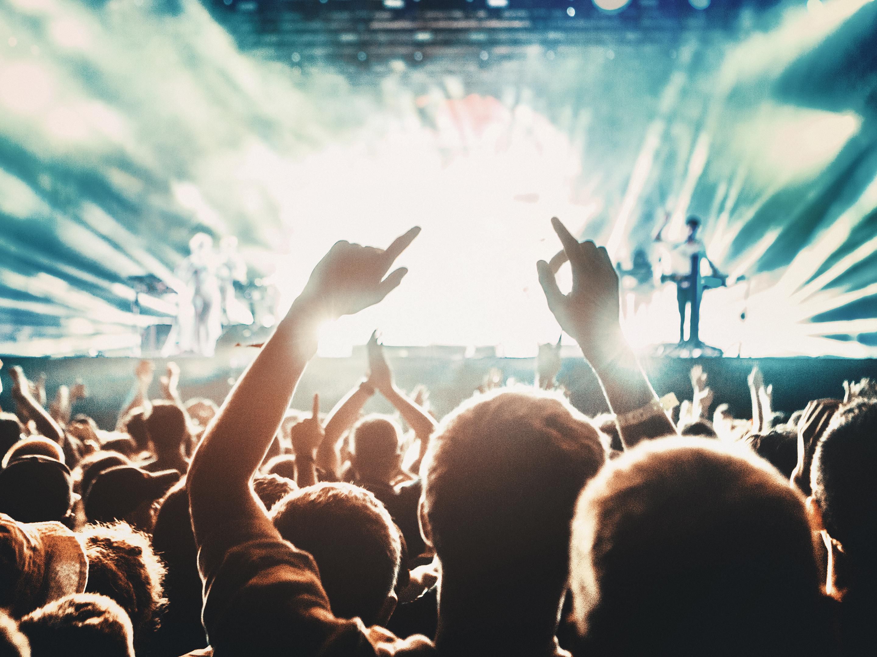 Short distance away from the Shoreline Amphitheatre. Enjoy your favorite artist with us today.