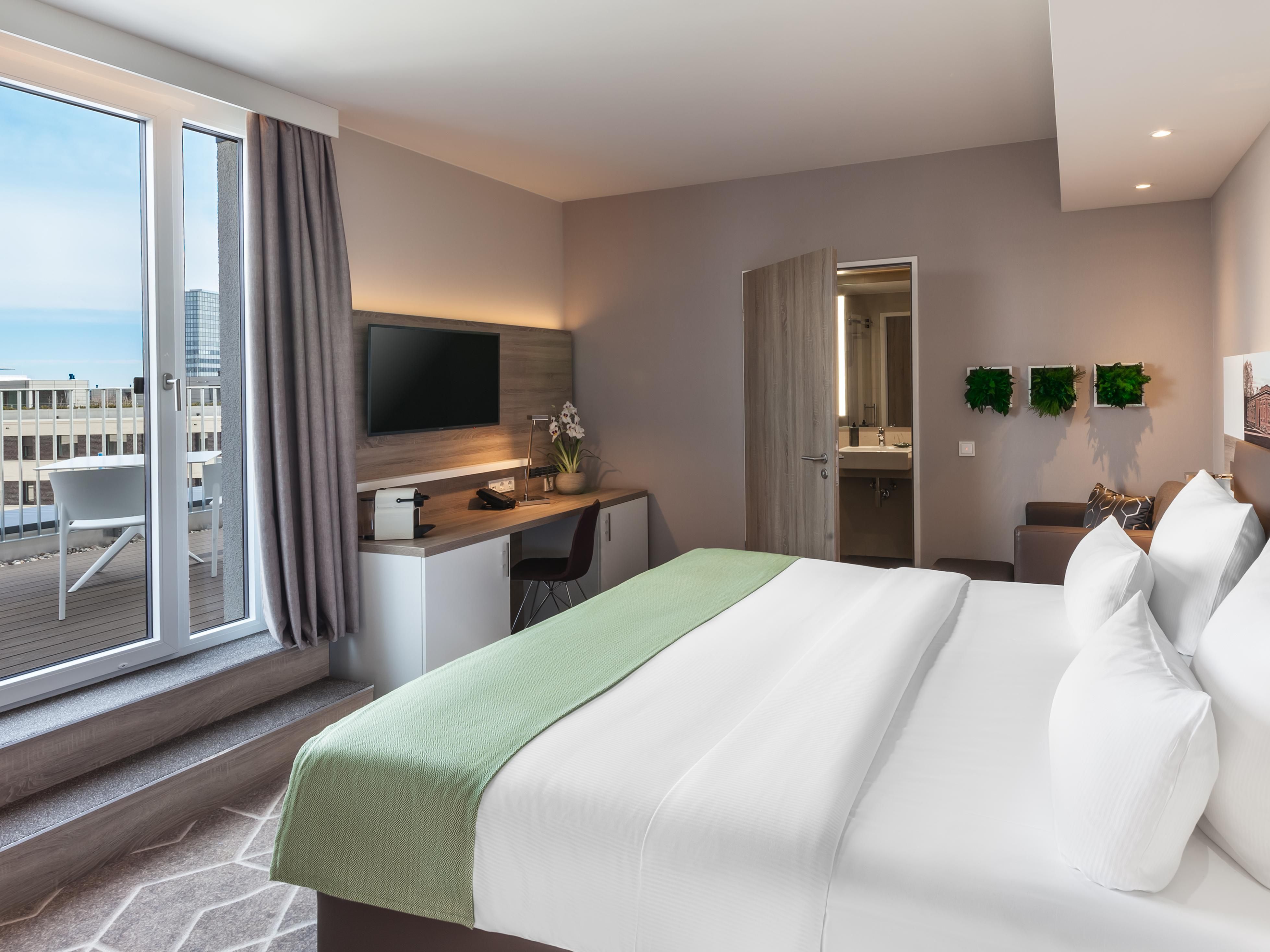 Our King Room with a private terrace offer the perfect blend of comfort and convenience. Enjoy stunning city views, cozy beds, and fast Wi-Fi, all designed to make your stay as relaxing as possible. Whether you're here for work or leisure, you'll find everything you need for a great experience. Book your stay now and enjoy the best of Munich!