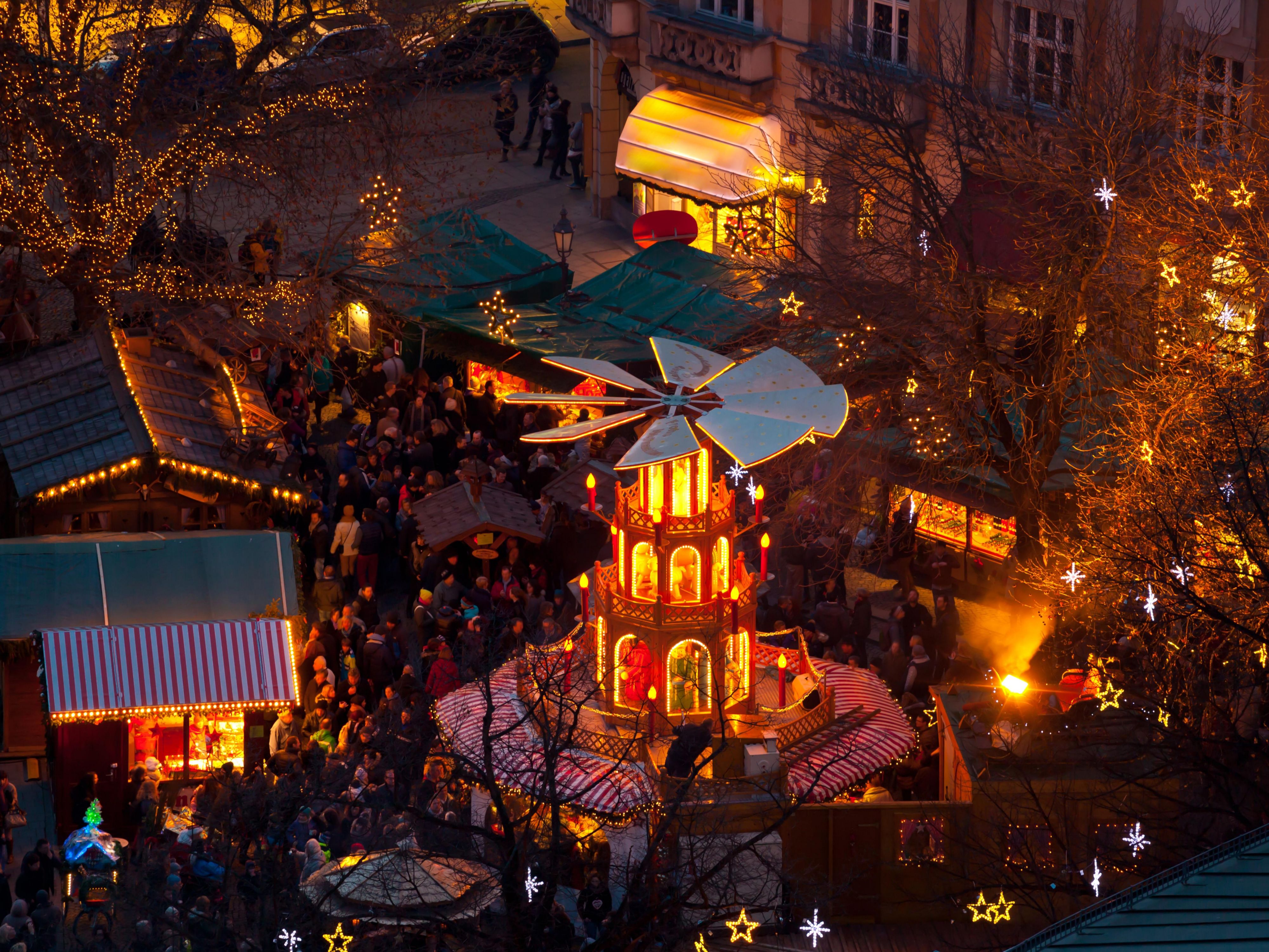 在慕尼黑最美丽的圣诞集市上体验节日气氛，并在慕尼黑西城快捷假日酒店享受舒适的住宿——酒店位于市中心，设施现代，是您冬季慕尼黑城市之旅的理想下榻之地。您还可以享受免费的早餐。
