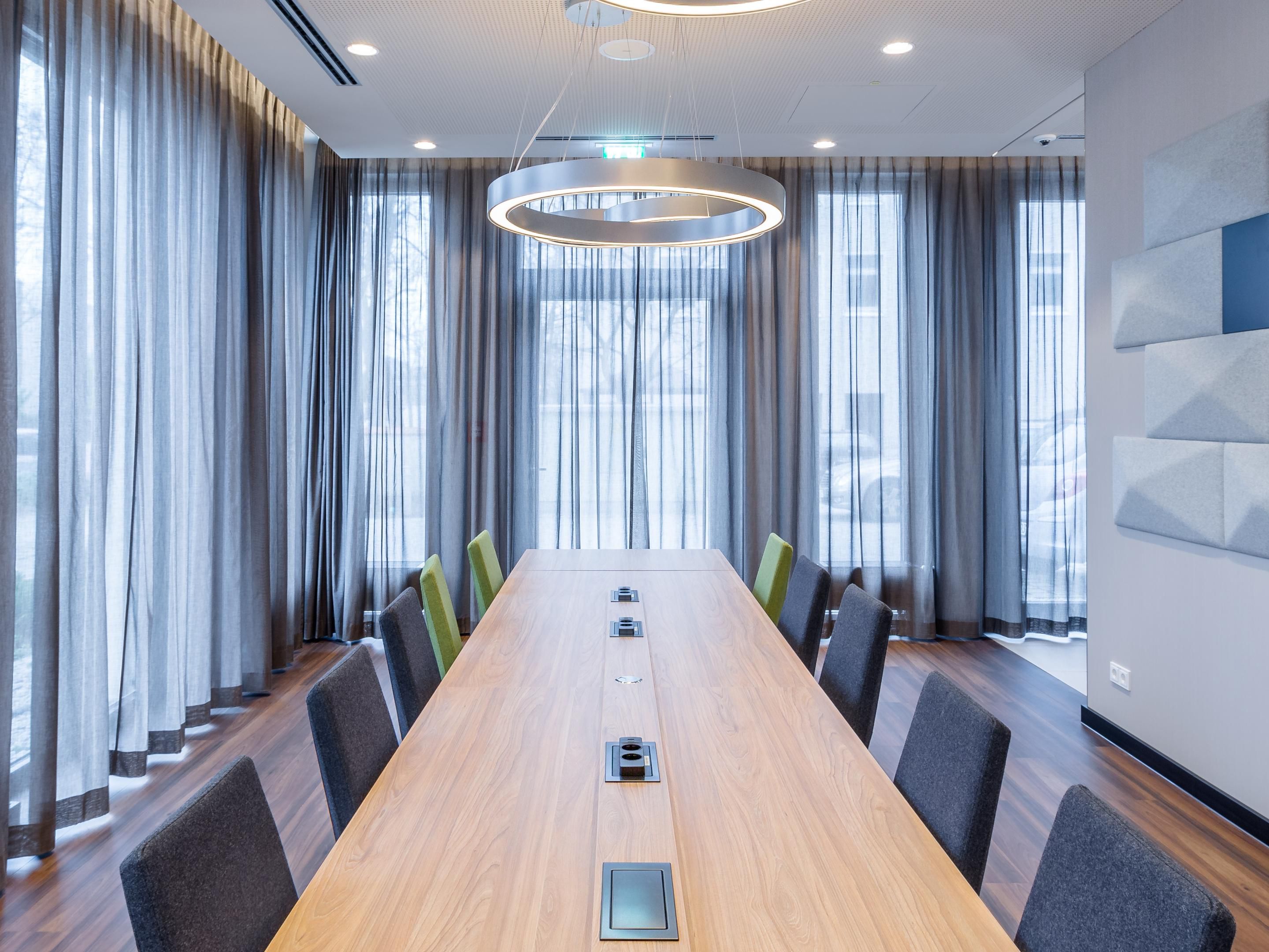 Host your meetings and events in our spacious venues with ceiling-high windows and advanced AV equipment. The roof terrace, complemented by an adjoining boardroom, is ideal for intimate gatherings and social events. Make your meetings memorable at our hotel in the heart of Munich.