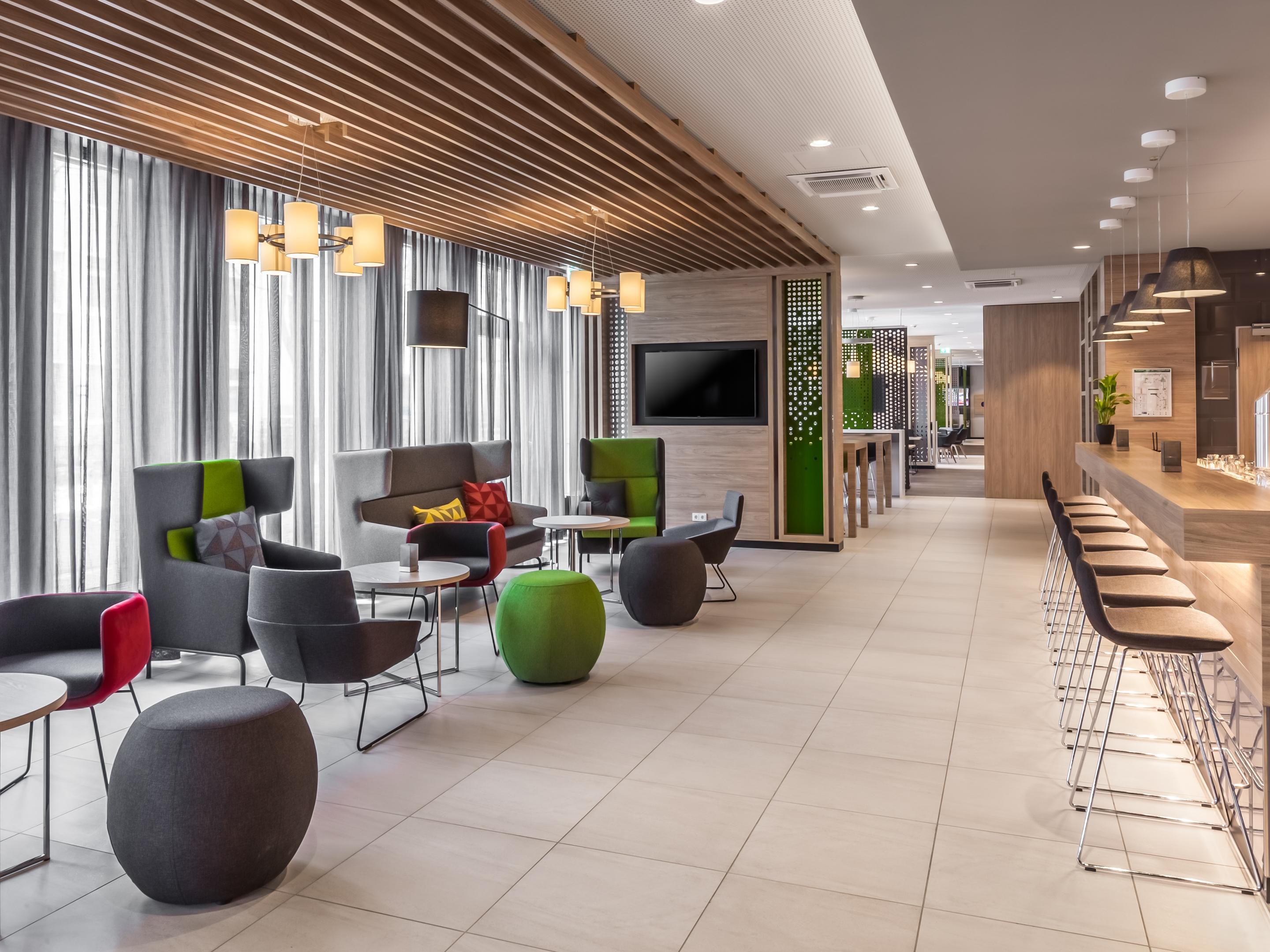 Conveniently located hotel the Holiday Inn Express® Munich - City Ost is just 5 km from the center and the old town.Business in the city? World-class meeting rooms and private boardroom with rooftop terrace. Events at Messe München are easily accessible. Together with the Holiday Inn in the same building, we offer some of the best hotel deals.