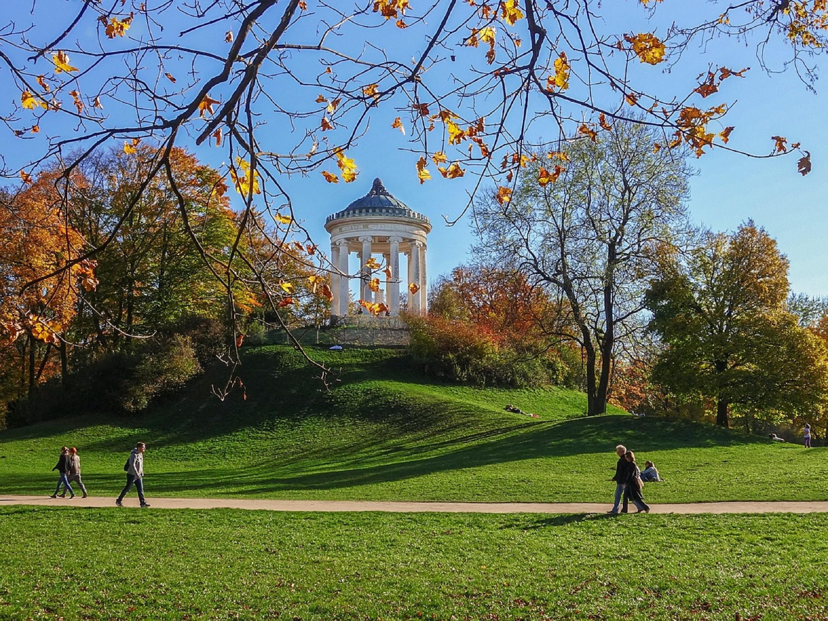 The English Garden is the green heart of Munich. Whether it's the Monopterus, the Chinese Tower, the Eisbach or the endless green spaces, they all magically attract the people of Munich. Visit the English Garden and catch a taste of Munich's leisure life.