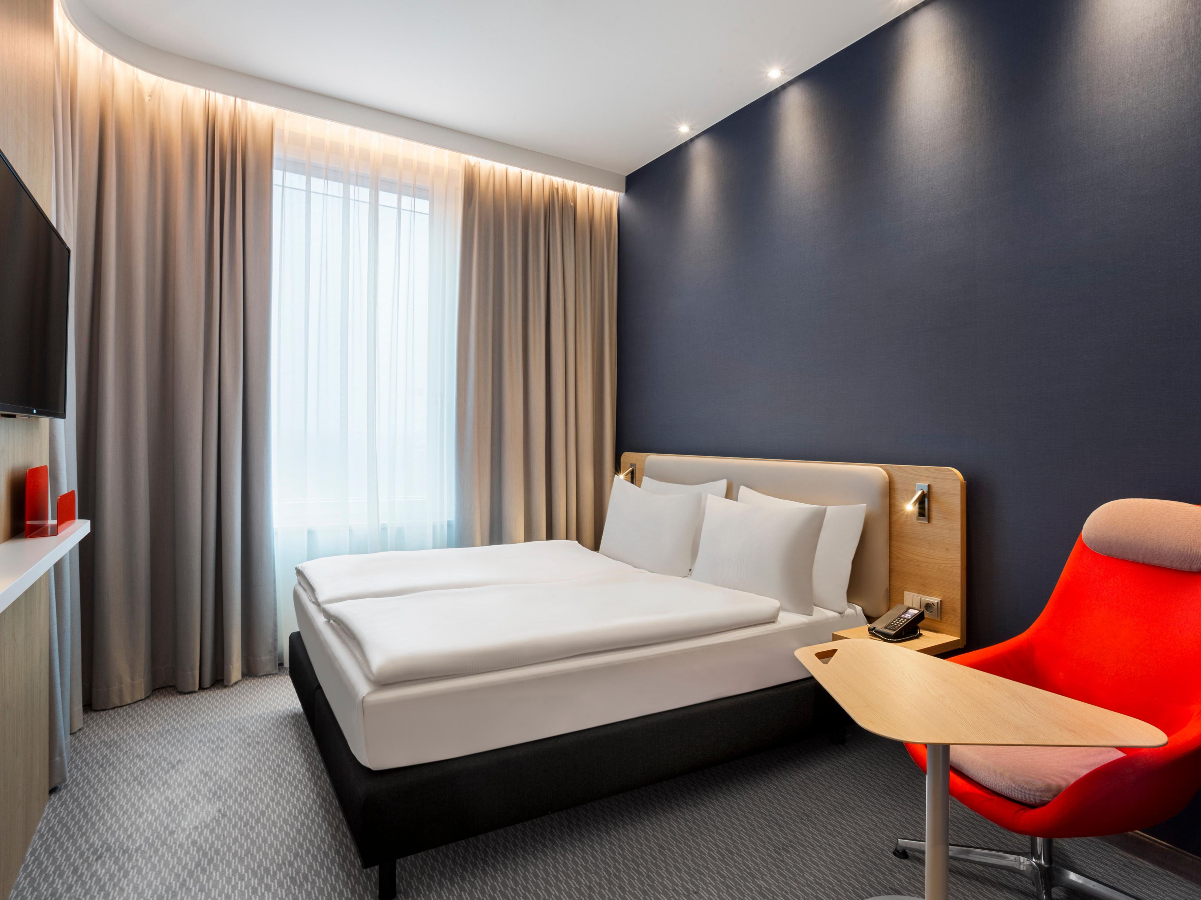 双人间配有免费无线局域网、茶水和咖啡台。